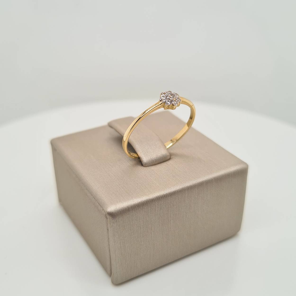14krt geelgouden ring met zirkonia. De ring heeft een breedte van 4.5mm.

Deze ring is maat 52 (16.5), heeft u interesse in een andere maat? Neem dan contact met ons op