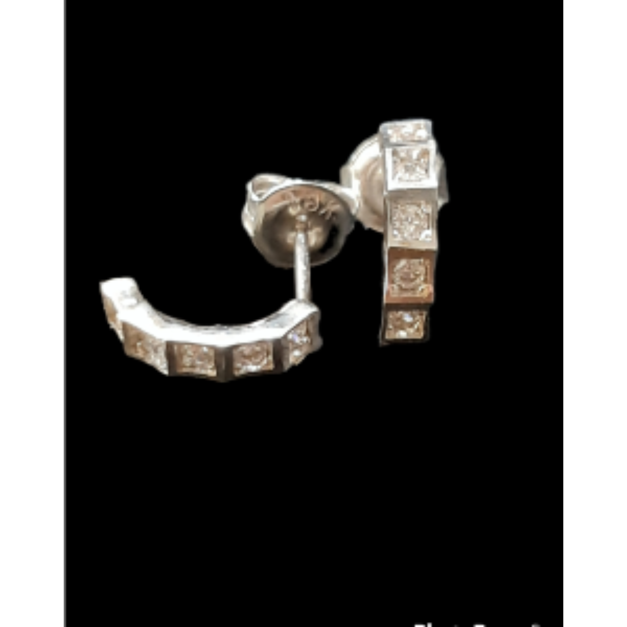 De witgouden oorknoppen, modelnummer BREA-0002522, zijn elegante 18kt stud oorbellen met een vleugje glans. Ze zijn gemaakt van 18 karaat goud en hebben een witte kleur. Met een breedte van 2,4 mm en een diameter van 10 mm, zijn ze perfect voor dagelijks gebruik of speciale gelegenheden. Draag ze als subtiele blikvangers bij elke outfit.
