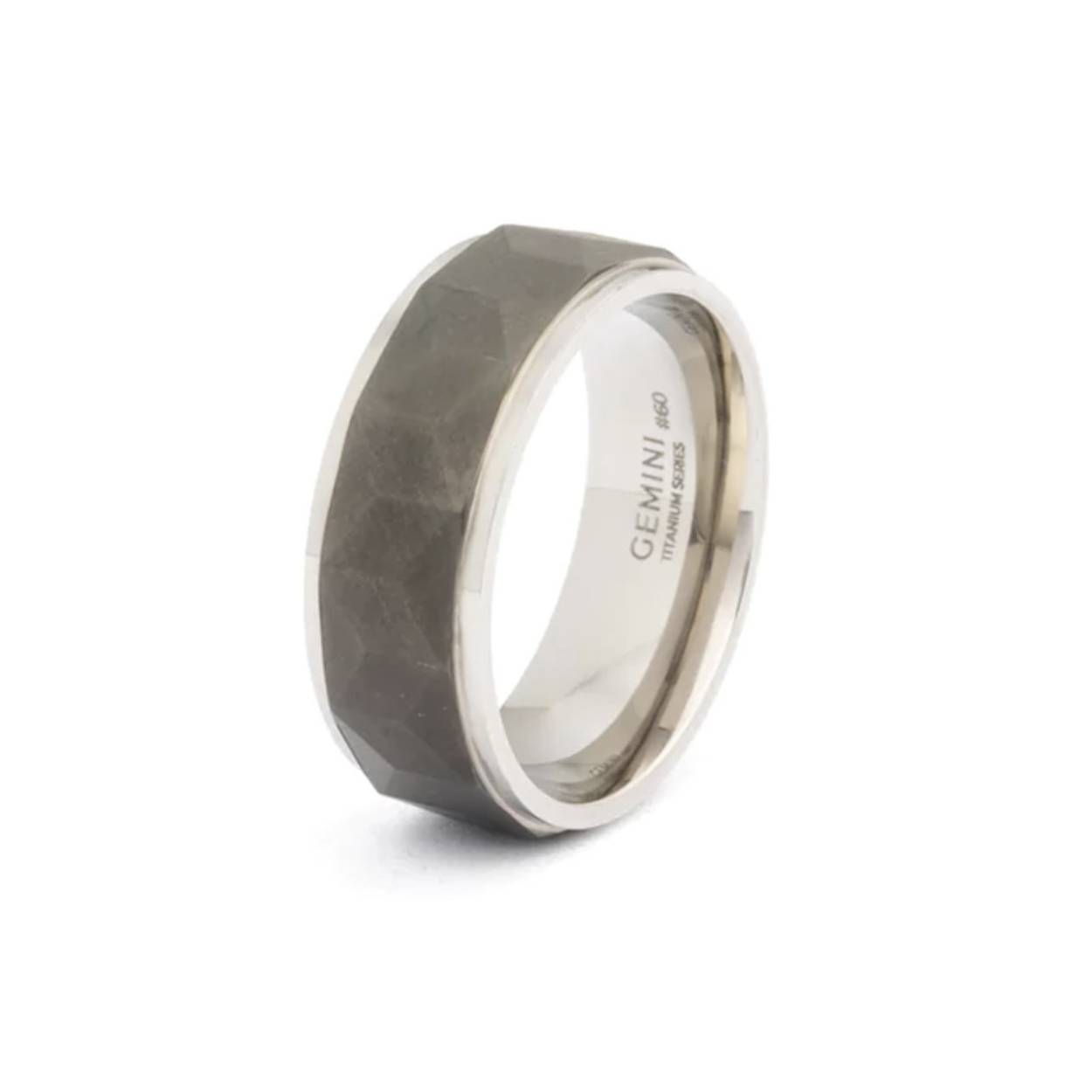 Deze Timor Silver Black ring bestaat uit twee lagen grade 2 titanium. Waarom hebben we voor titanium gekozen?
- Het is vederlicht
- Het is supersterk
- Het is een exclusief materiaal dat ook wordt gebruikt in raceauto's, motorboten en ruimtevaart

De ring heeft een comfortabele pasvorm en is zeer comfortabel om te dragen. Door het lichtgewicht titanium draag je deze ring zonder problemen dag in dag uit.

De naam 'Timor' is afgeleid van het Latijn en betekent 'een object dat angst inboezemt'. Dit is een verwijzing naar de ruwe, gefacetteerde afwerking aan de buitenkant van deze titanium ring
