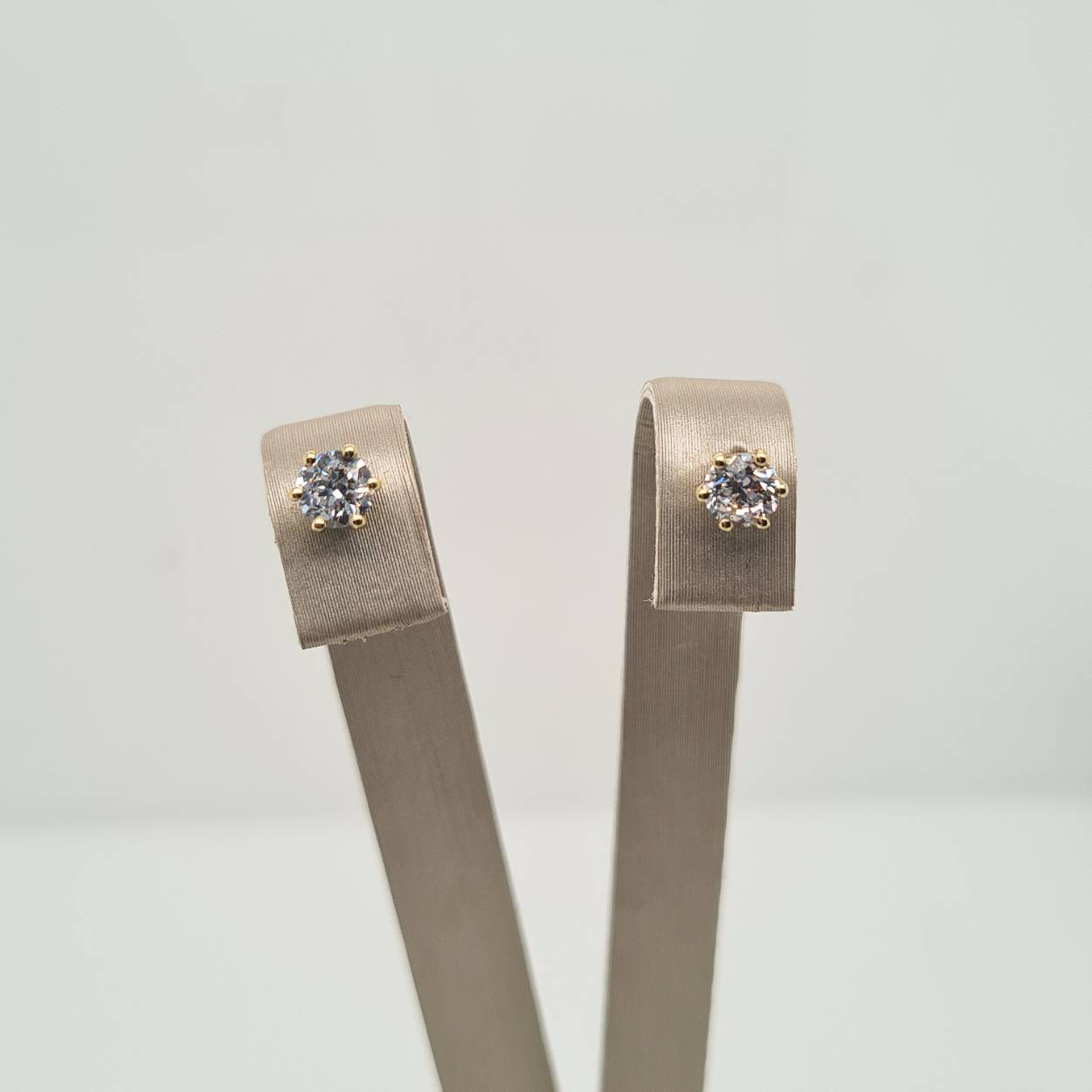 14krt geelgouden oorknoppen met zirkonia.
Breedte: 4 mm