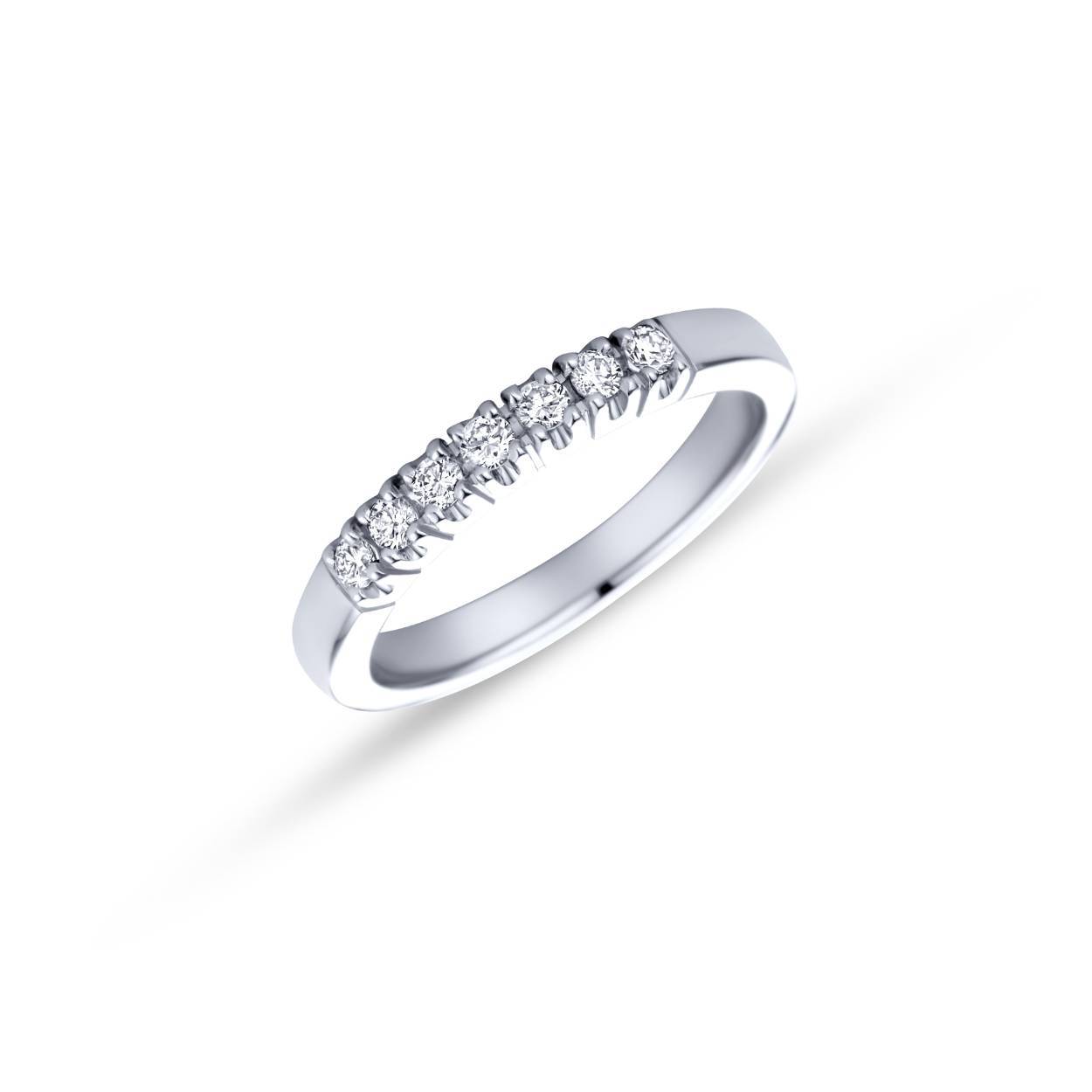Deze schitterende ring, model Carole, is verkrijgbaar in diverse diamantgroottes en aantallen diamanten. Tevens kunt u bij gelegenheid diamanten laten bijplaatsen.

Op de afbeelding zien we een uitvoering met 7 briljant geslepen diamanten van 0.02ct per stuk in 14 karaat geelgoud.

Alle sieraden van R&C worden met de hand vervaardigd in Nederland en zijn in verschillende goudcombinaties en diamantgroottes te krijgen.

Informeer in de winkel naar de mogelijkheden.