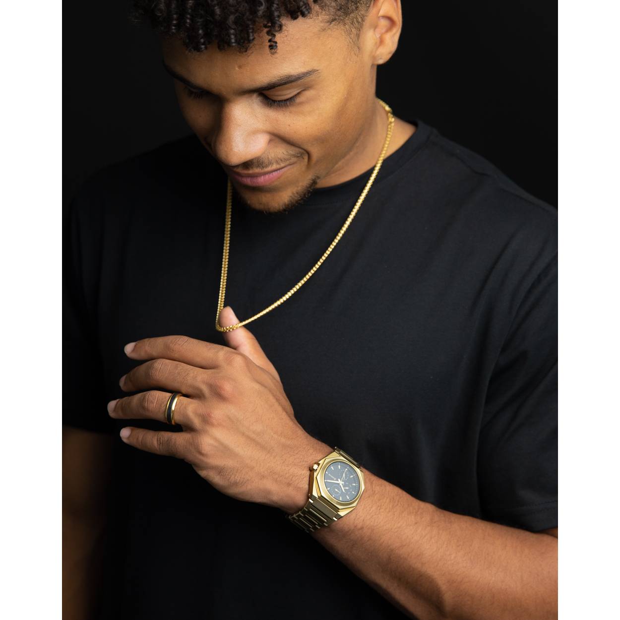 De Dux Gold halsketting is een vossenstaartketting van 3 mm met een 18-karaats goudkleurige afwerking.
Hij is gemaakt van 316L roestvrij staal en is zeer licht en duurzaam. Je kan deze ketting dag in dag uit zonder zorgen dragen. De lengte van de ketting is 54 cm en heeft een verlengstukje van 10cm dat ervoor zorgt dat de halsketting altijd past.