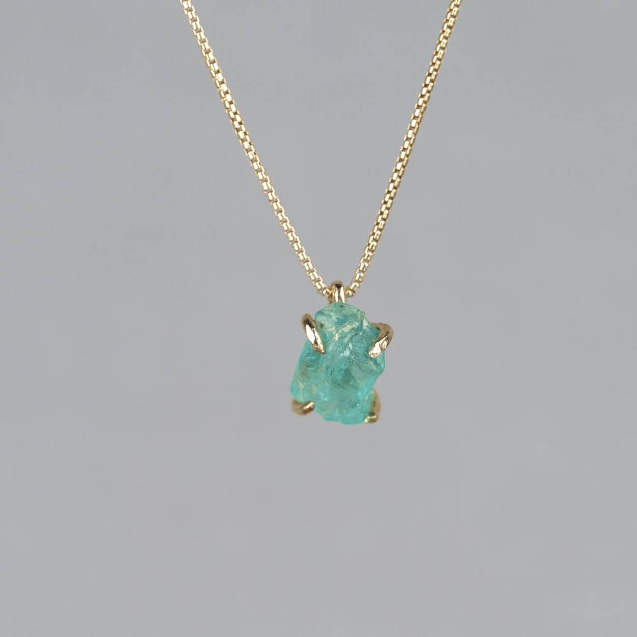Collier gemaakt van zilver verguld in combinatie met de edelsteen Apatiet. Apatiet stimuleert communicatie en zelfexpressie en bevordert geestelijke, lichamelijk en spirituele groei en ontwikkeling. Lees alles over deze edelsteen via onderstaande button. Combineer dit collier met de bijpassende oorhangers! Let op: het formaat van de hanger kan verschillen, dit komt doordat het een natuursteen bevat. Deze kunnen verschillen qua grootte, kleur en vorm.