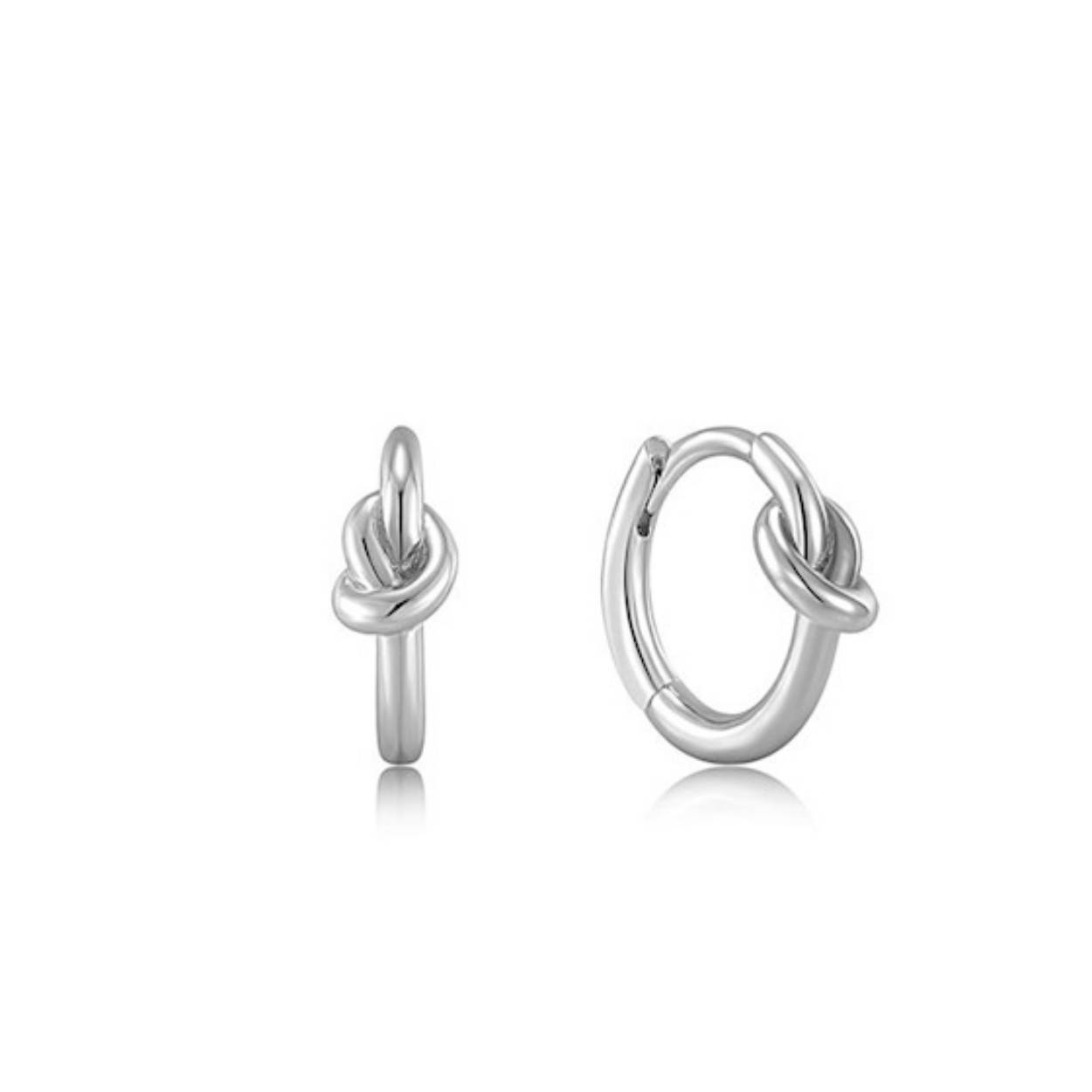Deze oorringen zijn van het merk Ania Haie, gemaakt van 925 zilver. De oorringen zijn zilver van kleur met een knoopje erin.