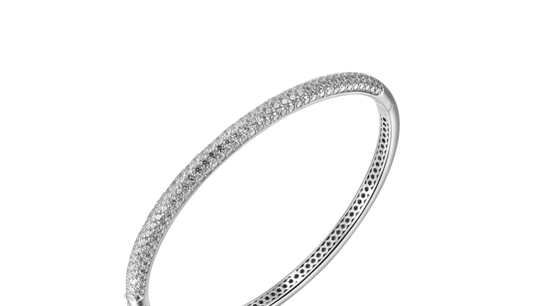 Deze mooie Zilveren half ronde armband gezet met zirkonia's is beschikbaar in de maten: 56mm, 60mm, 64mm, 68mm.

Beschikt over scharnier en veiligheidssluiting.

Als u dit product wilt bestellen, kan u bij het afrekenen in het kopje opmerkingen de gewenste maat doorgeven. Bijvoorbeeld: maat 64mm