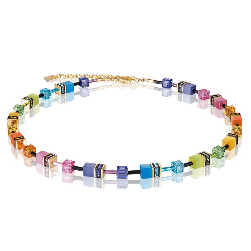Een zeer elegante ketting van Coeur de Lion met verschillende felle kleuren en een gold-plated randje. Deze combinatie met een vleugje zwart maakt de ketting tot een prachtig geheel.

Coeur de Lion heeft een collectie ontworpen met allemaal blokjes, deze collectie noemen ze de GEOCUBE. De 2838/10-1573 behoord ook tot deze collectie. Het is een collier in de klassieke geometrische vormen van Coeur de Lion. Alles wat ze in elkaar zetten wordt in Duitsland met de hand gedaan! De ontwerpen met de juiste volgorde van kleuren en blokjes zijn zo uitgemeten dat de kettingen van Coeur de Lion prachtig vallen om een hals van een elegante dame.

De lengte van de ketting is 42 cm met 5 cm verlenging naar 47 cm. Een mooie gemiddelde lengte. Het basismateriaal van ketting 2838/10-1573 is gold-plated edelstaal. Een sterk materiaal. De overige materialen/vormen zijn gemaakt van Swarovski kristal, strass en synthetisch tijgeroog.