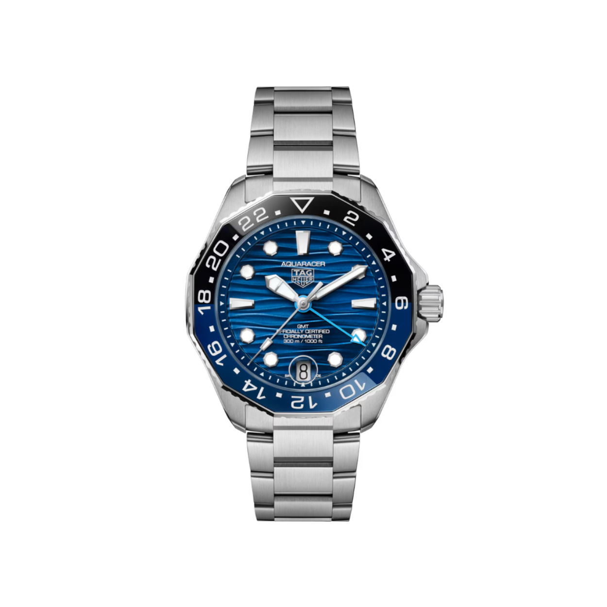 Dit TAG Heuer horloge behoort tot de Aquaracer collectie.
Referentienummer: WBP5114.BA0013

Dit TAG Heuer Aquaracer professional 300 horloge is uitgerust met een automatisch Calibre TH31-03 uurwerk met een gangreserve van 80 uur. Dit duurzame horloge van 42 mm is gemaakt van ultrarobuust staal en keramiek.

Het uurwerk is voorzien van een opvallende lichtblauwe GMT-wijzer, die elke 24 uur één volledige rotatie maakt, volgens de 24-uursschaal op de bidirectionele lunette. Hierdoor kunt u eenvoudig een tweede tijdzone rechtstreeks op uw pols volgen. Het ontwerp van de ring is opgesplitst in twee kleuren om onderscheid te maken tussen dag en nacht: de ene helft is opvallend zwart, passend bij de ring en staat voor de nachtelijke uren van 18.00 uur tot 06.00 uur, terwijl de andere helft levendig blauw is en de uren overdag vertegenwoordigt van 06.00 uur tot 18.00 uur.

De op de oceaan geïnspireerde, diepblauwe, sunray geborstelde wijzerplaat toont heldere, met Super-LumiNova® gevulde wijzers en indexen en een opvallende lichtblauwe GMT-wijzer.

Uw TAG Heuer is 24 maanden na aankoop beschermd onder fabricagegarantie. Door het horloge te registreren op MyTAGHeuer kunt u deze garantieperiode met nog eens 3 extra jaar verlengen!