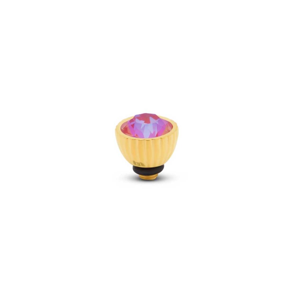 Deze zetting is afgewerkt met een gekarteld kuipje en past op alle ringen, armbanden en halskettingen uit de Twisted collectie.
