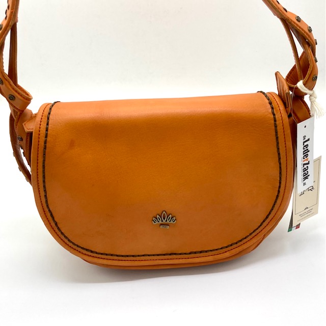 Schoudertas met rits onder de klep, voorzien van steekvak voor mobiel en vakjes voor kaartjes. De afmeting van de tas is 23 x 28 x13. Deze tas is gemaakt van het mooiste rundleer en ambachtelijk vervaardigd in Italië.