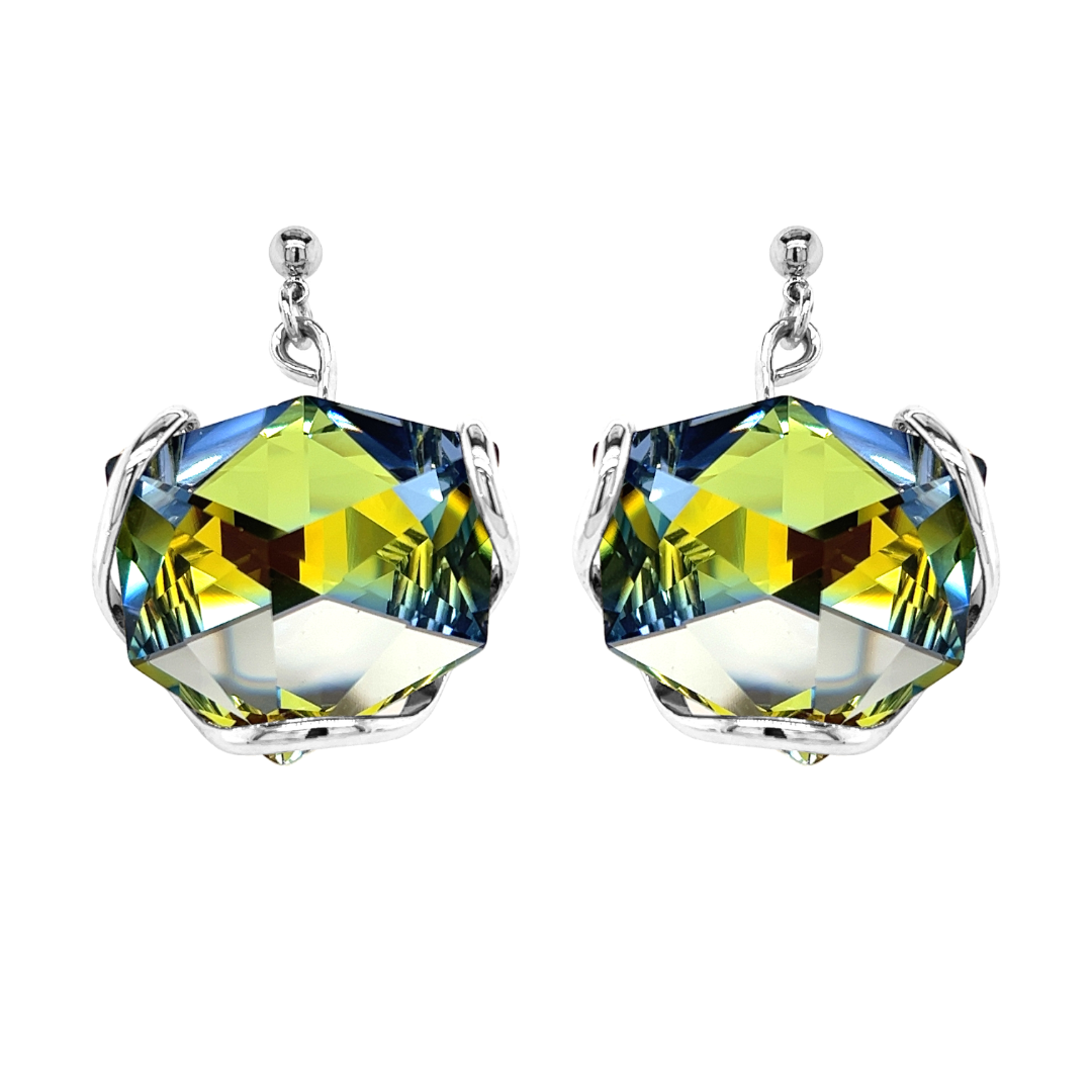 De sieraden van Andrea Marazzini worden ontworpen en handgemaakt in Italië. Dit sieraad is gemaakt van wit gerhodineerd metaal in combinatie met kristal van hoge kwaliteit. Het materiaal is hypoallergeen en nikkelvrij. Ieder Andrea Marazzini sieraad is uniek en een schoonheid voor het oog. 

Sieraad type: Oorhangers

Collectie: Illusion
Steenkleur: Sahara
Steengrootte: BBA