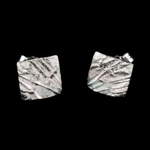 Organische gediamanteerde vierkante oorbelletjes van sterling zilver. Passen perfect op het oor. Meerdere Sanjoya setjes zijn te maken met bijpassende armbanden, kettingen en ringen. Ook leverbaar in de kleuren goud en grijs. Sanjoya design.