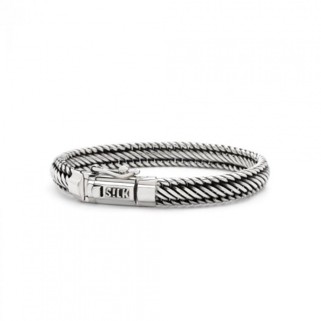 19cm | 925 zilver | Silk 743
Deze tijdloze zilveren armband van SILK bestaat uit fijne in elkaar gevlochten draden in een Franse Gourmet structuur waardoor het armbandje zich zeer soepel om de pols vormt. De stijlvolle armband is 8mm breed en 19cm lang.