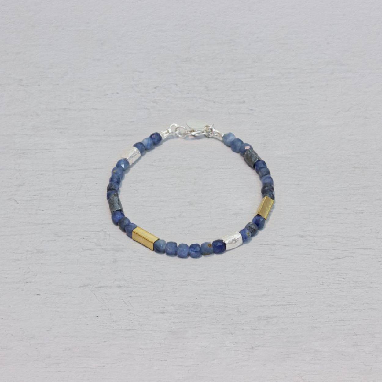 Armband uit de collectie van Jéh Jewels, gemaakt van 925 sterling zilver, geoxideerd zilver, Goldfilled en Kyaniet. Kyaniet is blauw van kleur en "The perfect match" bij al je favoriete spijkerbroeken. Draag haar samen met het bijpassende collier!

Goldfilled komt uit Amerika en wordt daar al langer gebruikt voor de vervaardiging van sieraden met een "touch of gold" voor een betaalbare prijs. Het Goldfilled blijft op kleur, is slijtvast en de goudlaag is dik genoeg om lang te kunnen genieten van de warme uitstraling van goud. Goldfilled wordt veelal ook goed verdragen door mensen die allergisch zijn voor andere metalen dan goud. Goldfilled bestaat uit de materialen messing en 14 karaat goud.