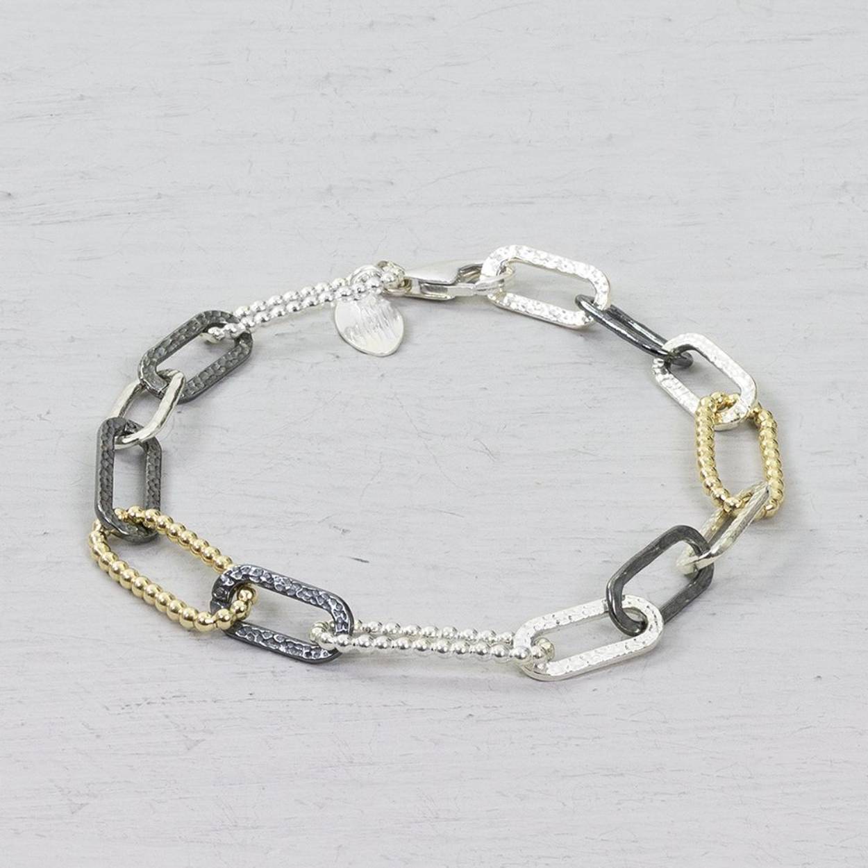 Armband van Jéh Jewels met 3 kleuren schakels en bolletjes. Gemaakt van Goldfilled en 925 (geoxideerd) sterling zilver. Combineer deze armband met een mooi collier of oorhangers.