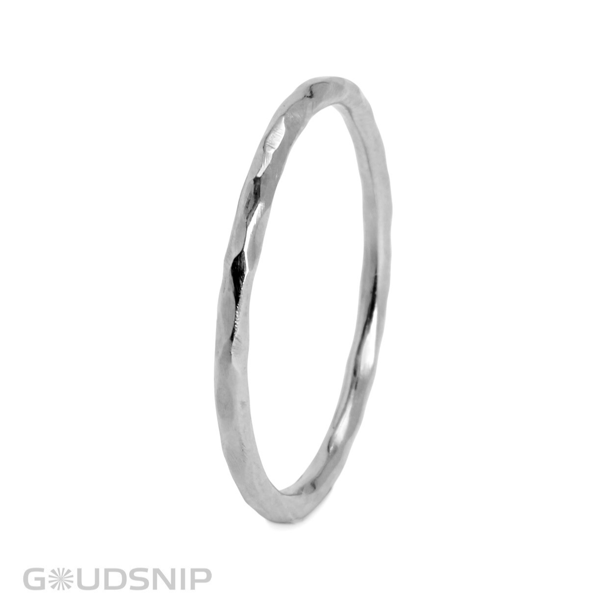 Zilveren aanschuifring met hamerslag uit eigen atelier. Deze subtiele ring kan je op zichzelf dragen maar is ook perfect te combineren met andere ringen.

Breedte: 1,5mm