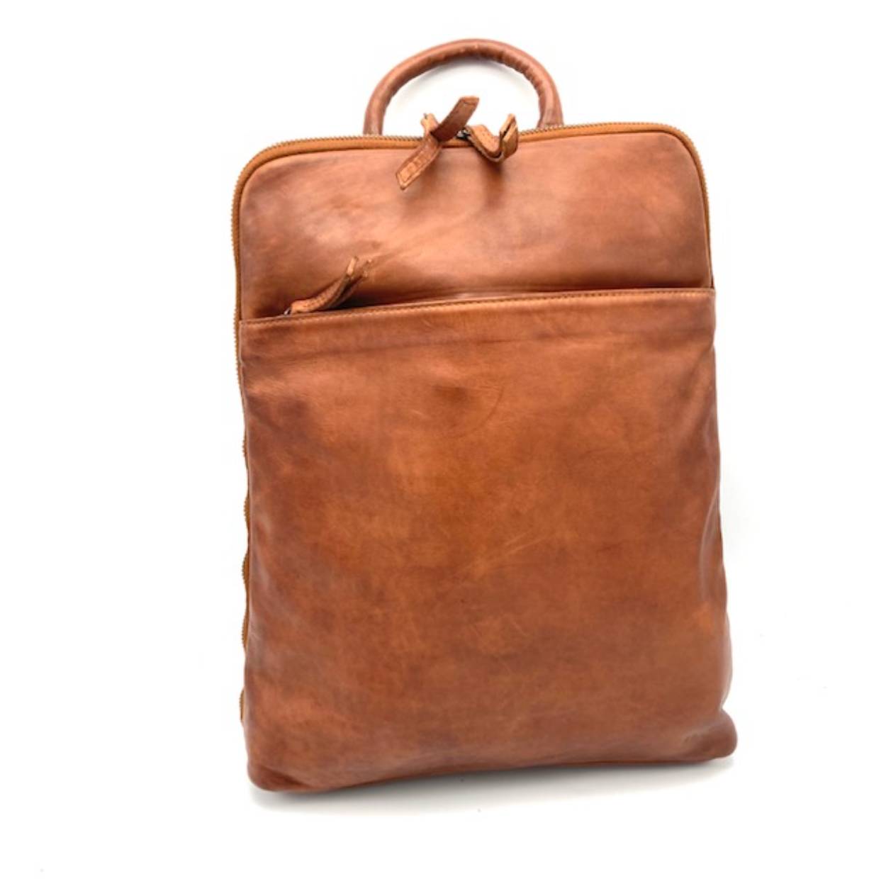 Deze ruime rugtas van BearDesign is handig en fraai. De ritsen gaan open tot onder aan de tas. Deze rugtas is voorzien van twee ruime binnenvakken en een tussenvak. Deze is ook voorzien van een rits. Verder is deze rugtas voorzien van twee steekvakken aan de binnenkant en een ritsvak.
De buitenkant van deze rugtas is tevens voorzien van een rits aan voor-en achterzijde.

Afmetingen:
Hoogte38cm x breed 28cm x diep 9cm