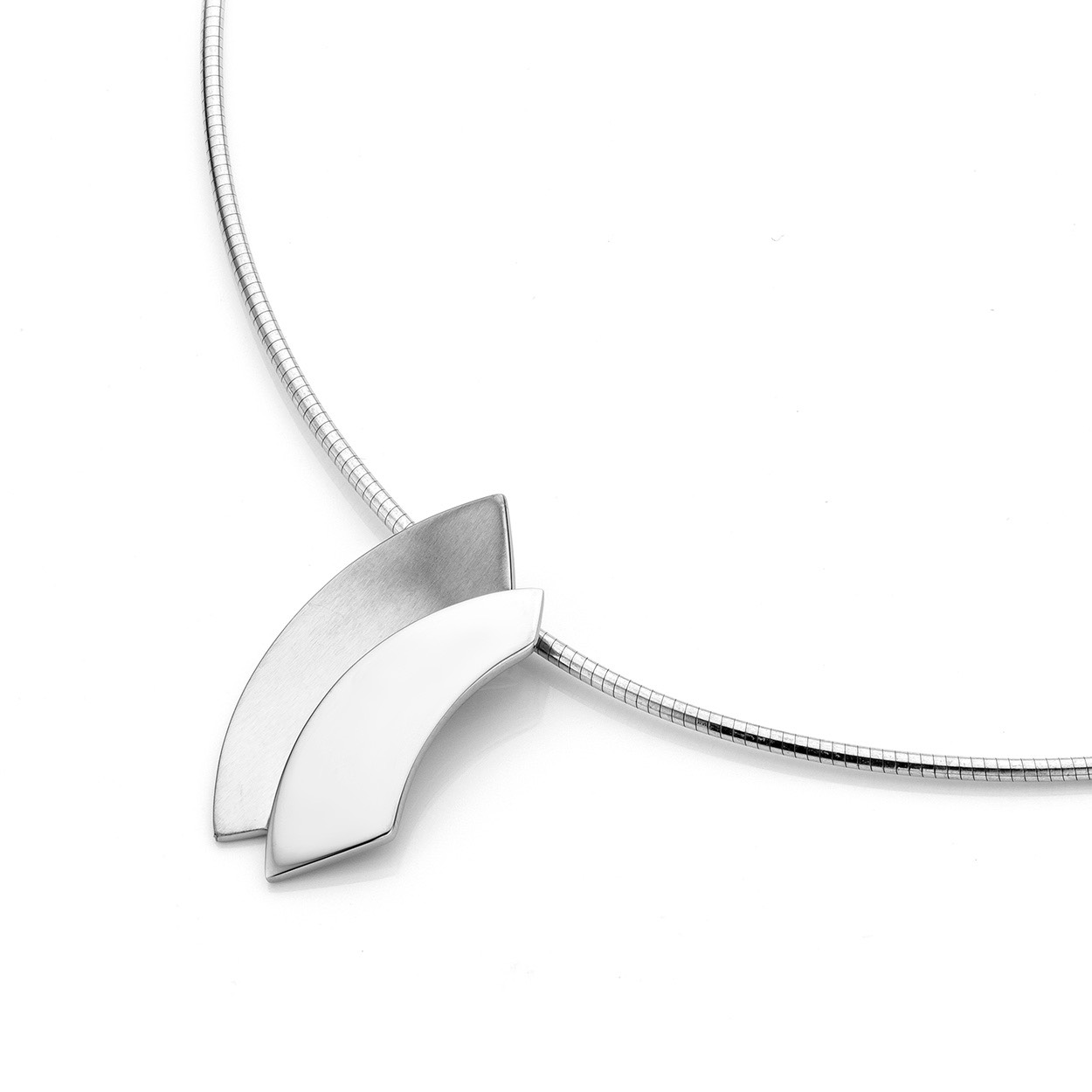 Hanger is exclusief collier