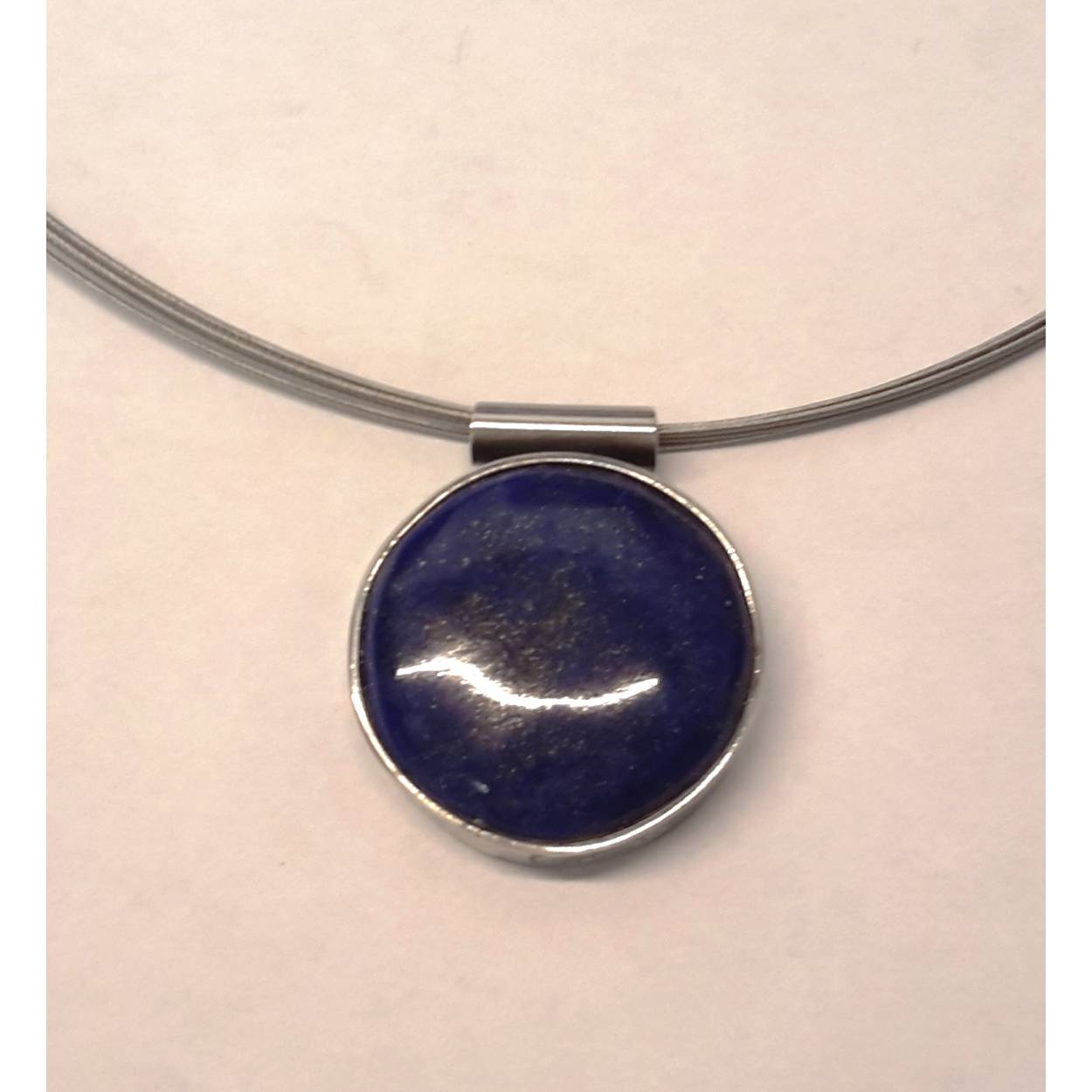 Buttner Schmuck handgemaakte sieraden vervaardigd in een klein atelier uit de Harz, zilver hanger Lapis Lazuli met staaldraad
