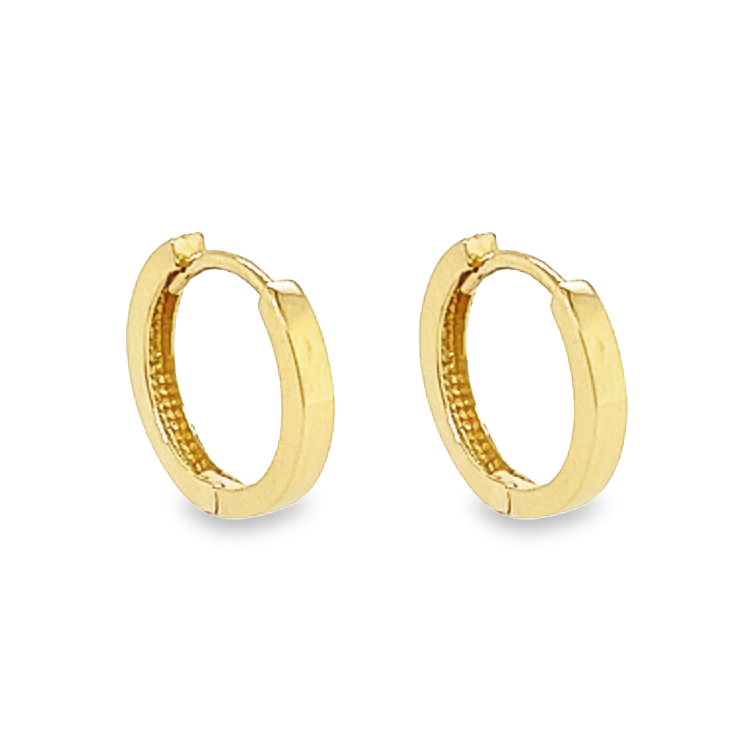 Deze 14-karaats geel gouden klapoorringen zijn volledig glad gepolijst en zijn hiermee een echte klassieker onder de sieraden. Deze oorringen zijn perfect voor liefhebbers van geelgoud.
