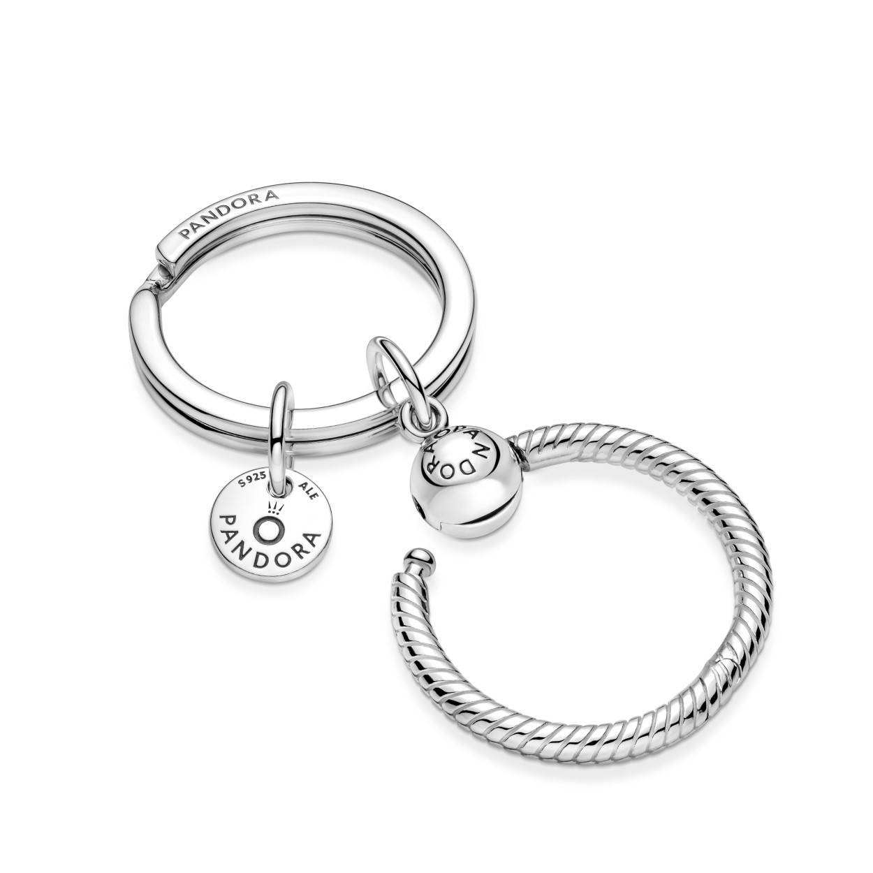 Sleutelhanger van Pandora met een O hanger er aan.