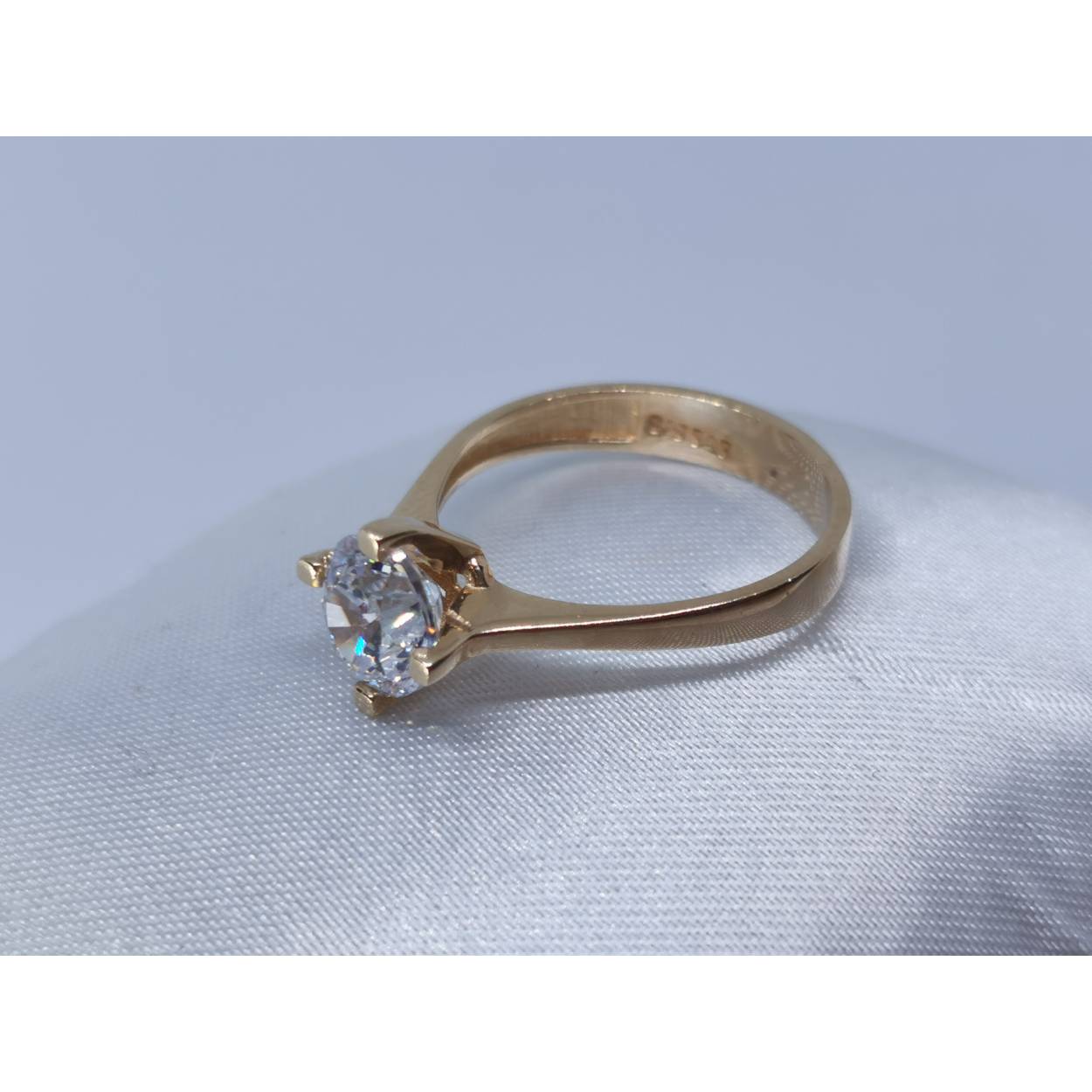 14 karaat gouden solitaire ring chaton zetting met briljant geslepen zirkonia.