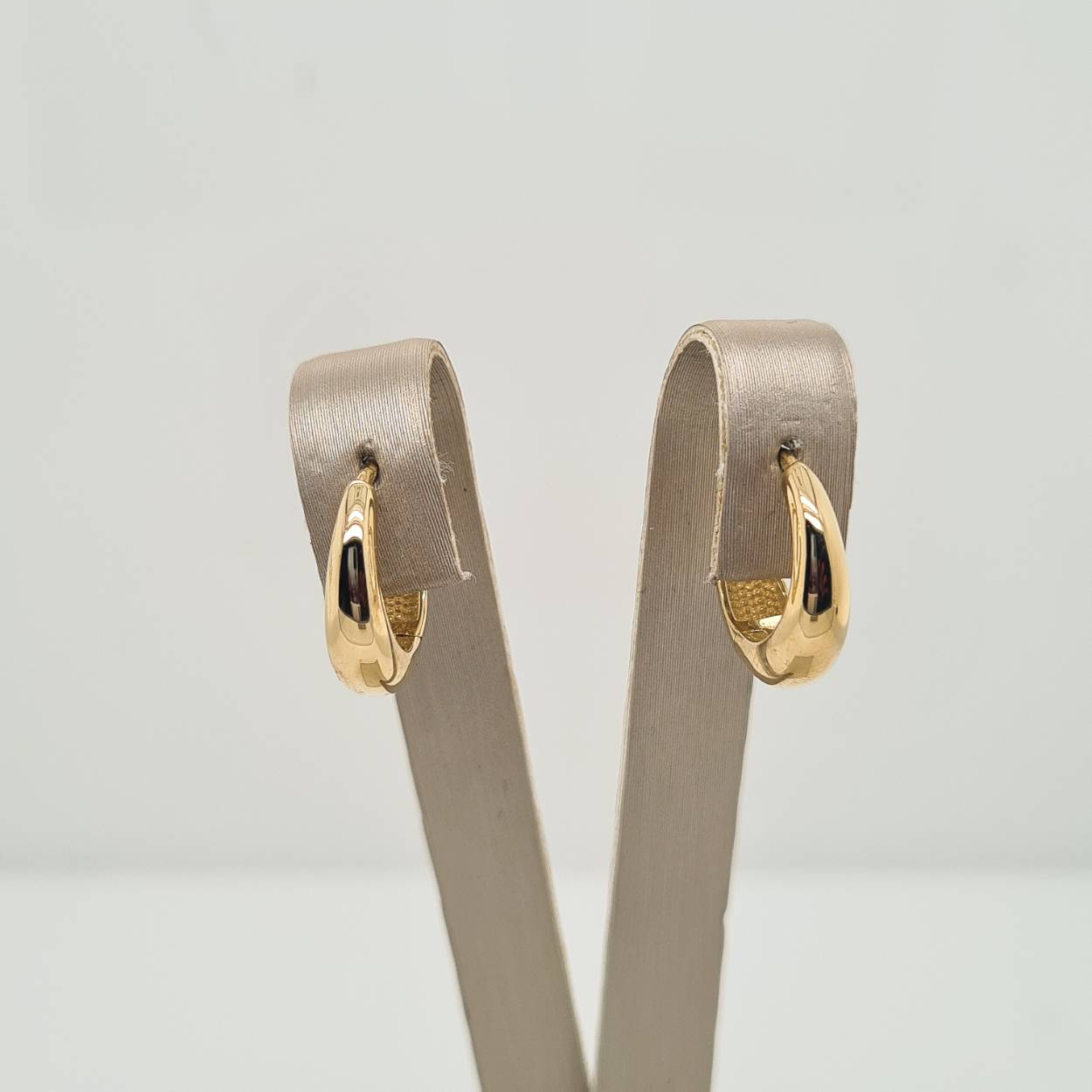14k Geelgouden klapoorringen met een afmeting van 14.5x4.6mm.