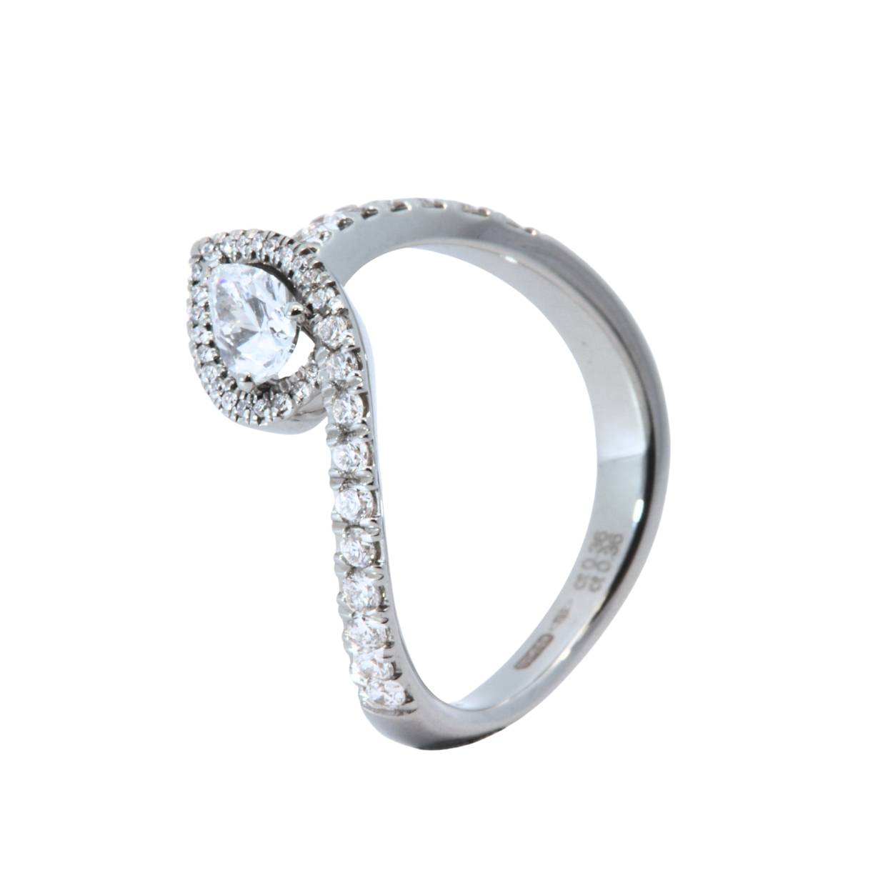Witgouden en peervormige diamanten IOLUCE by-pass ring.