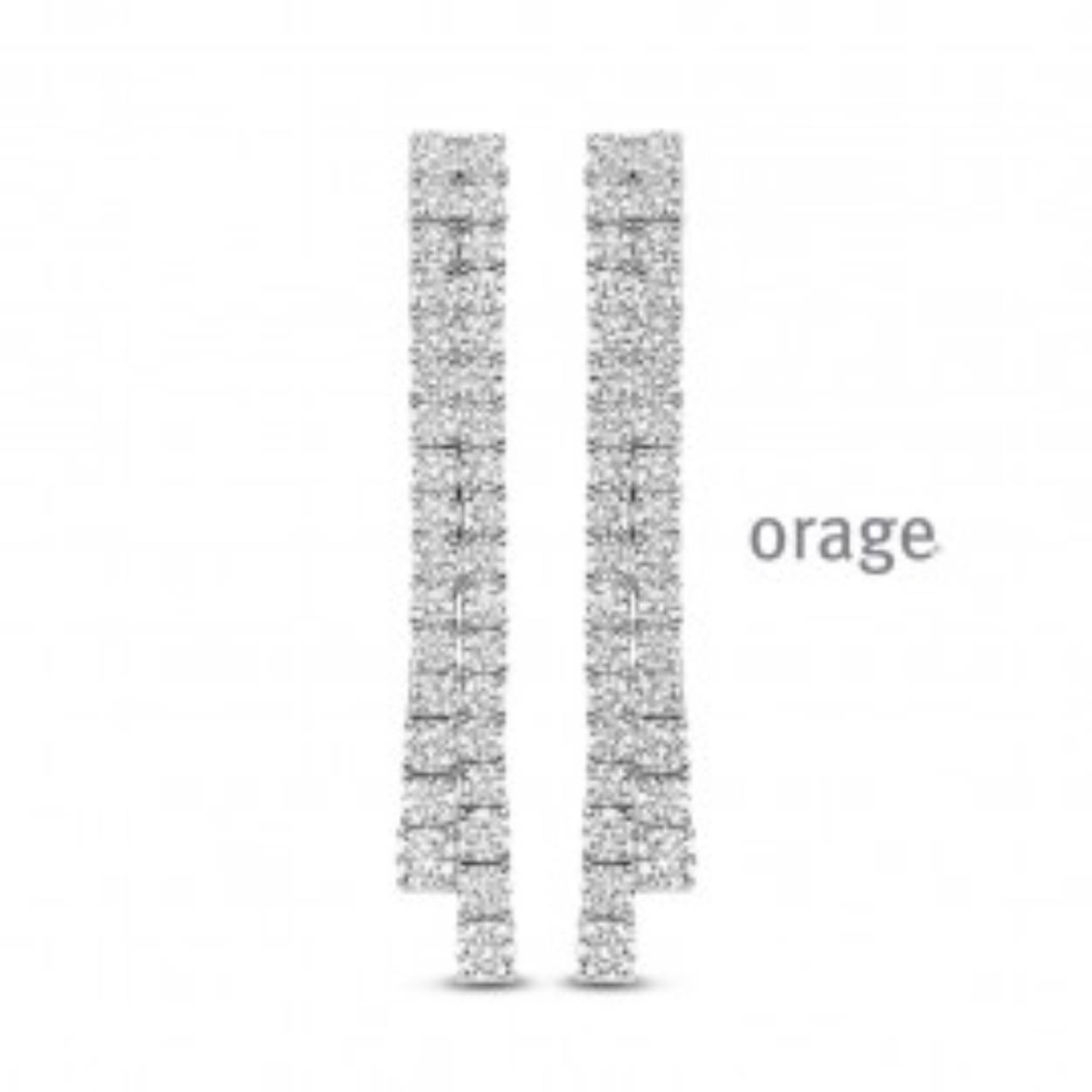 De oorhangers zijn van zilver gezet met zirkonium.