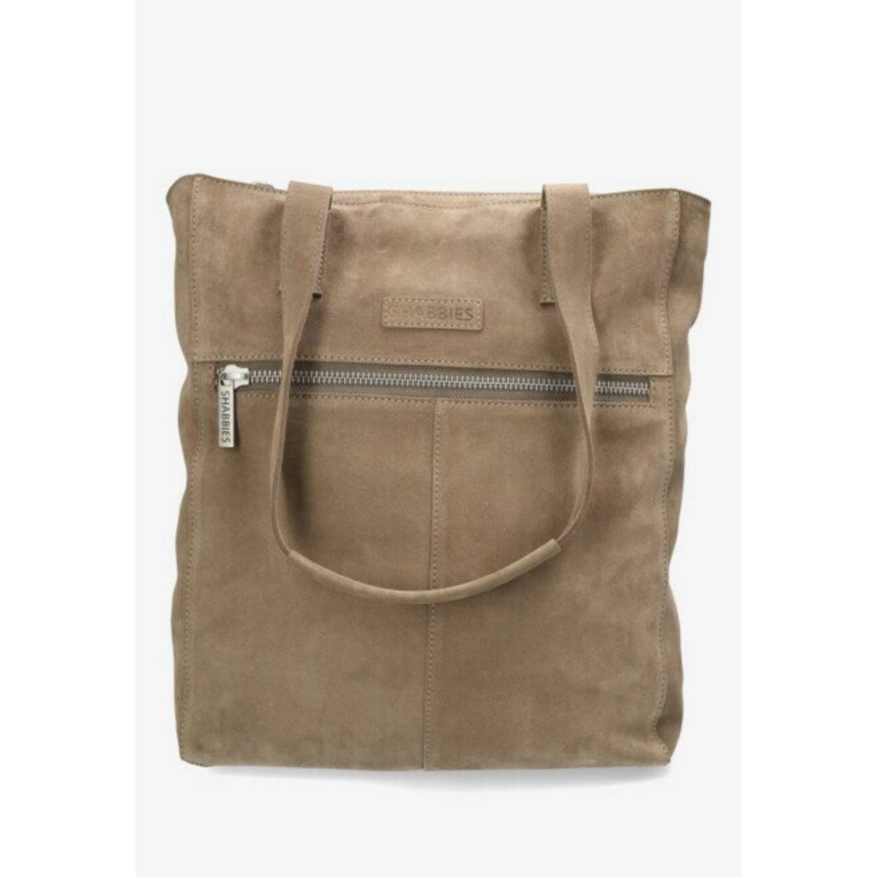 Deze lichtbruine suède shopper tas (282020065) van de Shabbies X Wendy collectie is een perfect formaat! De tas heeft een rits en rits vak voorop de tas. We adviseren je om de tas regelmatig in te sprayen tegen water en vuil zodat je er jarenlang plezier van zal hebben!

Wendy van Dijk is een Nederlandse TV Host. Met haar sprankelende persoonlijkheid presenteert ze verschillende bekende Tv-programma's. Ze heeft haar eigen WENDY magazine en een grote liefde voor het eiland Ibiza. Ze is een échte Shabbies fan en draagt dan ook met grote trots haar eigen Shabbies X Wendy collectie!

Artikelnummer: 282020065
Productsoort: Shoppingbag
Seizoen: Zomer
Materiaal: Suède
Kleur: Bruin
Kleurcode: 2011
Sluiting: Rits
Schouderhengsel: Not removable and not adjustable
Aantal vakken: 1
Indeling: 1 Headcompartment
Afmetingen: 11 cm X 30 cm X 37 cm