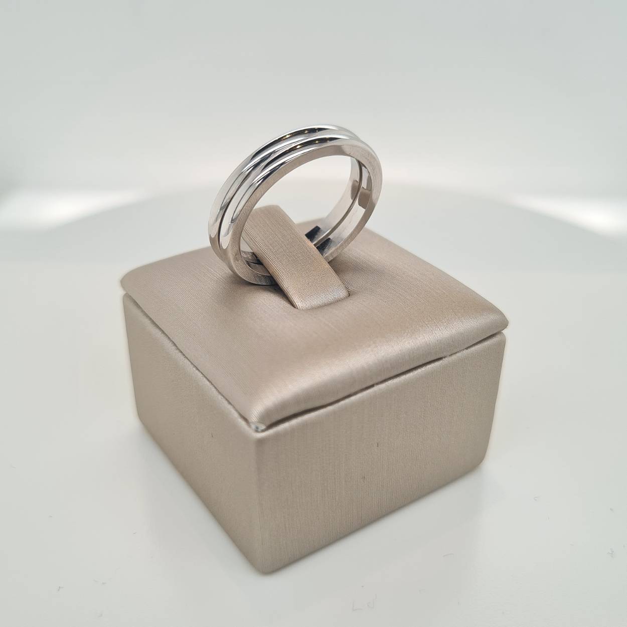 Prachtige fijne 14krt witgouden aanschuifringen.

Deze ring is maat 56 (17 3/4), heeft u interesse in een andere maat? Neem dan contact met ons op.
