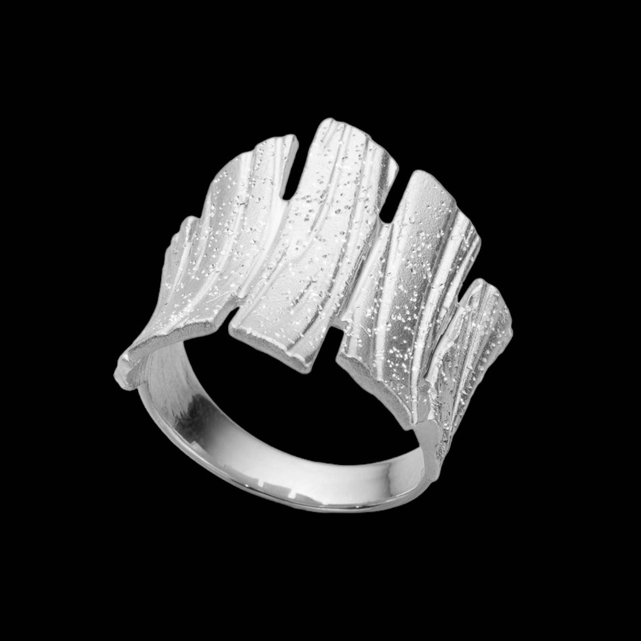 schitterende bewerkte ring van zilver in de vorm van staafjes.