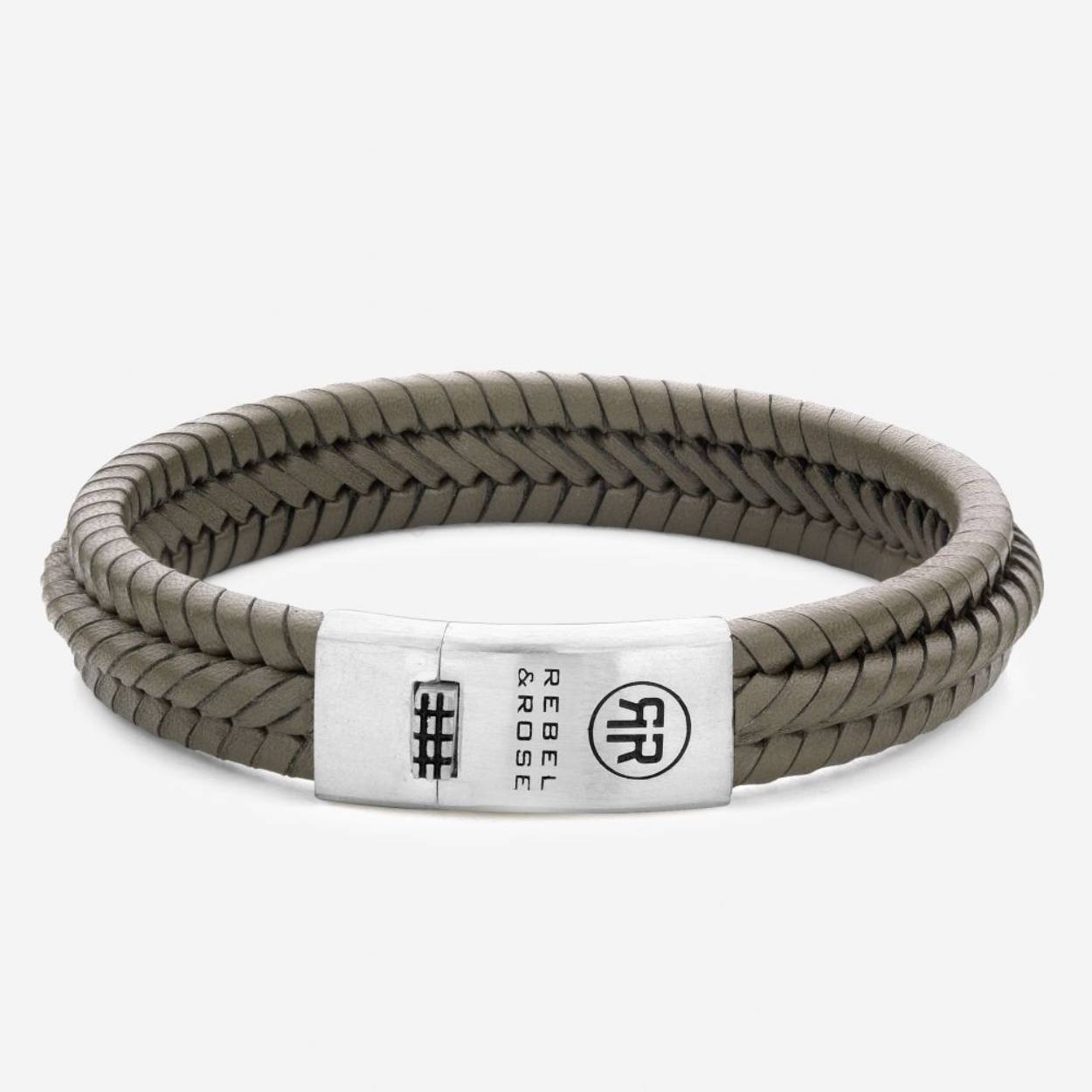De Twisted 925 Camo armband van Rebel and Rose is een handgemaakte armband van ruim 11 mm breed en met volledig zilveren sluiting. Het leer is met veel zorg en vakmanschap gelooid door de ambachtslieden van Rebel and Rose. Prachtig rundleer dat mooier en soepeler wordt naarmate je het langer draagt. Ze doen het perfect in combinatie met onze Sterling Zilveren armbanden, ringen en kralen armbanden. Het leer moet worden ‘ingedragen’ dus mag in het begin iets strakker zitten dan je zou willen. Meet je polsomtrek op en kijk in de maattabel voor de juiste keuze.
