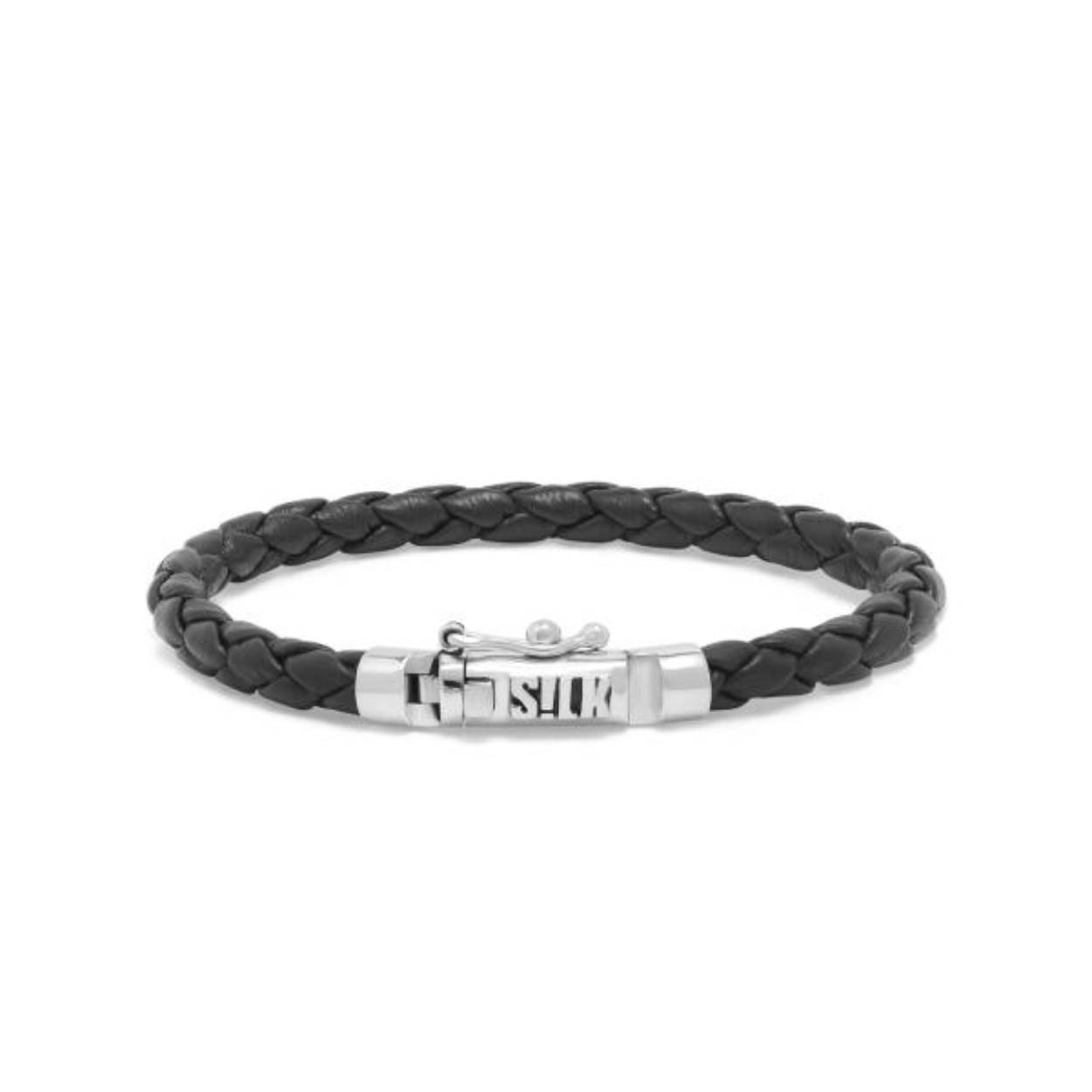 Dit zwarte lederen armbandje is subtiel gevlochten voor een klassieke uitstraling en sluit elegant met een bakslotje. Het zachte, met de hand gevlochten leer belooft niet alleen comfort, maar ook een tijdloze esthetiek. Creëer een unieke look door deze armband te combineren met de slanke zilveren armbanden uit de Fox collectie. Maak een statement van zelfexpressie en onderscheid jezelf met deze prachtige armband, waar vakmanschap en stijl samenkomen.
