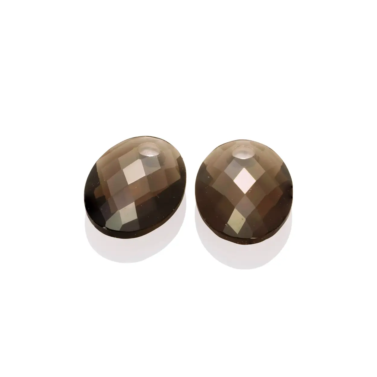 De Medium Oval oorbellen zijn gemaakt van echte Rookkwarts Edelstenen in een prachtige ovale vorm. Onze Edelstenen worden met de hand vervaardigd en daarom is elke set Earring Gemstones uniek, hoe leuk is dat? De Sparkling Earring Gemstones kunnen worden gemixt en gematcht met alle Sparkling Knuffels EnDuw terug oorbellen Ook te combineren met de andere sieraden vanRookkwarts verzameling. Benieuwd naar ons Mix & Match concept? Kijk dan eenshier!