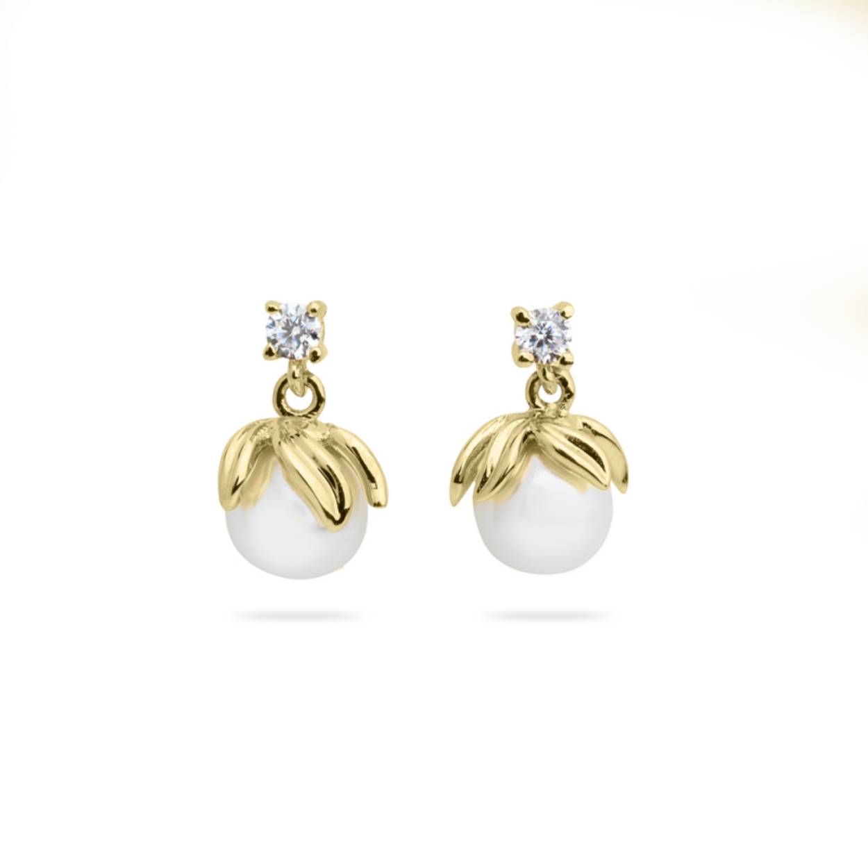 14k geelgouden oorhanger met een imitatie parel en een zirkonia