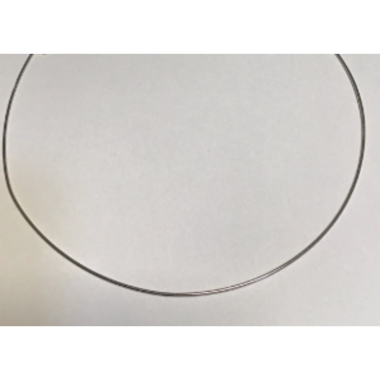 Witgoud omega collier 45 cm, 1mm met karabijnsluiting welke eraf geschroefd kan worden.