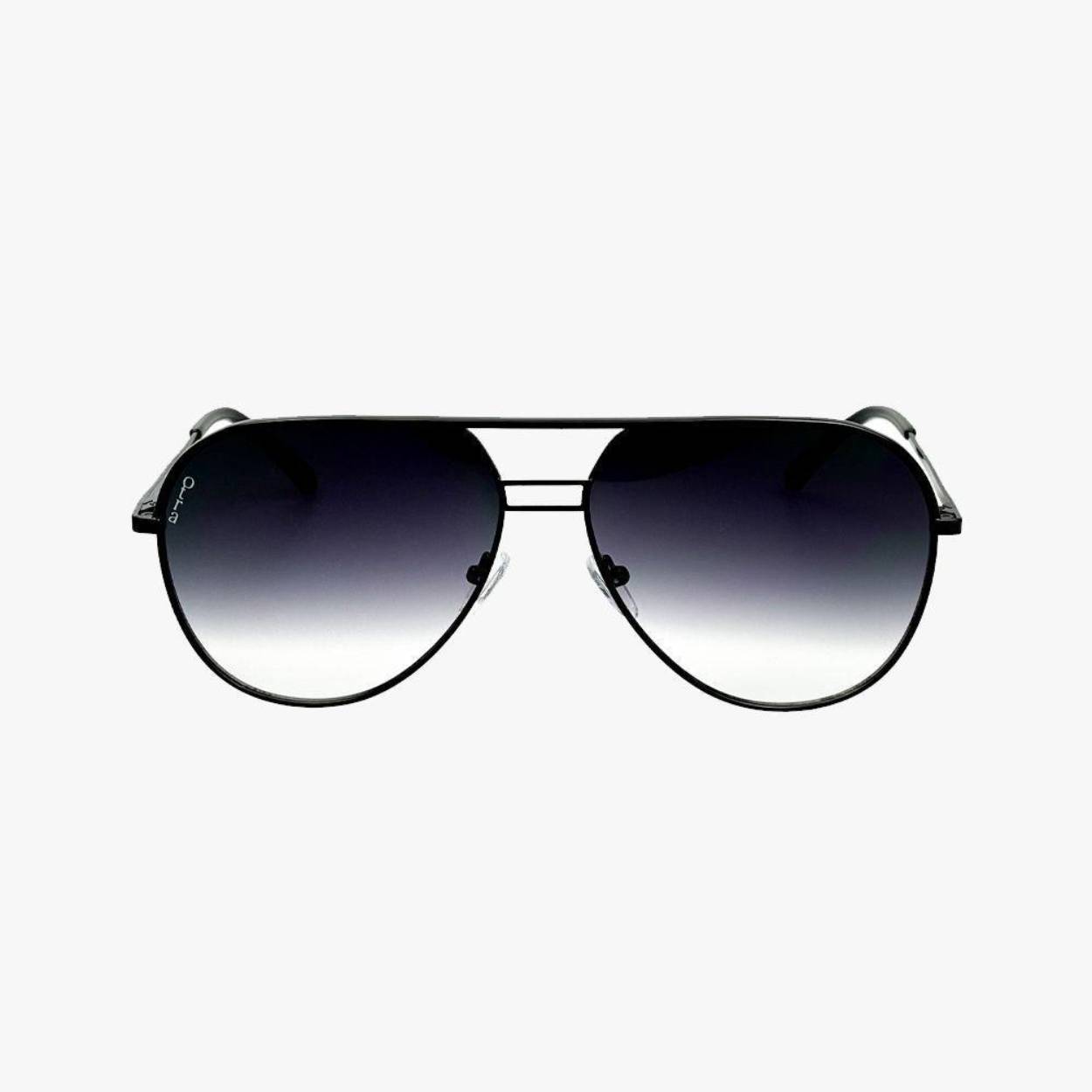 Trendy zonnebril, 100% UV-bescherming. Klassiek Aviator montuur. Wordt geleverd met een harde gradiënt smokey lens en met een zacht crèmekleurig Veganistisch etui.
Ook verkrijgbaar in het goud