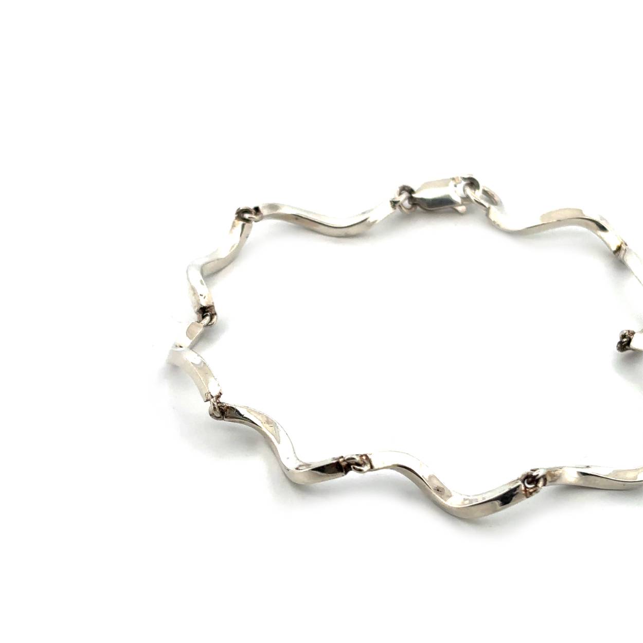 Het bijzondere lijnenspel van deze armband maakt haar erg bijzonder. De organische vormen vloeien om je pols zoals de rivier vloeit door het landschap.

De armband heeft een lengte van 19cm.

Maak een afspraak en kom deze sierlijke armband passen! Of bestel haar gelijk, dan sturen we deze mooi verpakt naar je toe.