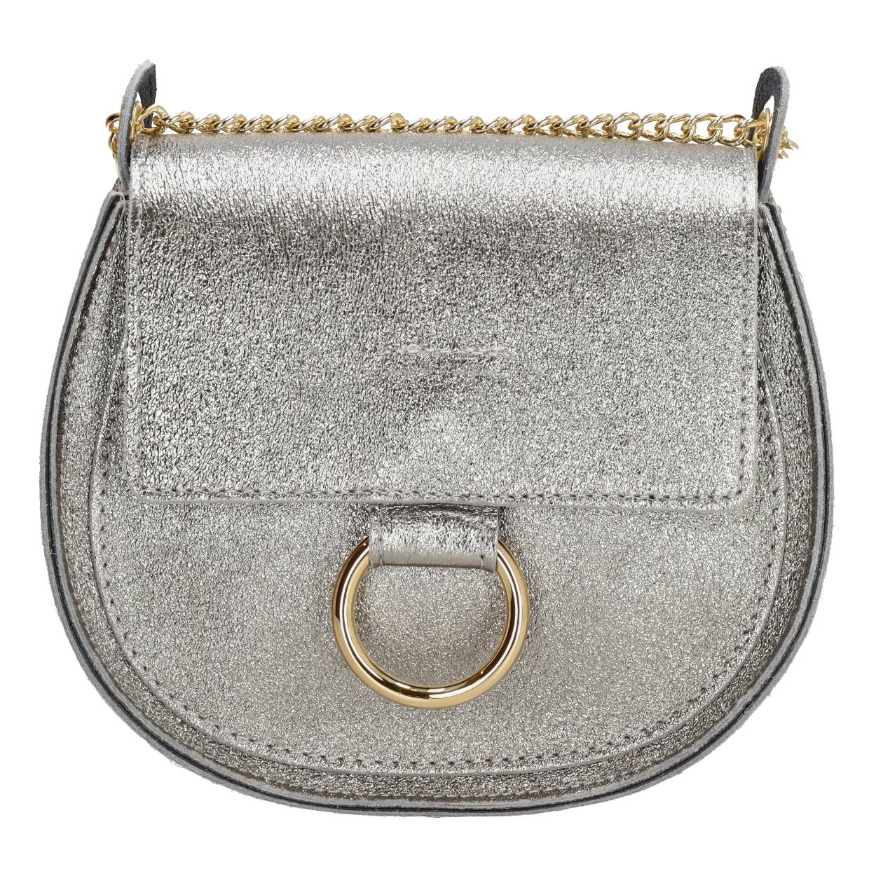 Wat een schatje, deze schoudertas van Charm London! Het hoofdvak van het tasje sluit door middel van een overslag met magneetsluiting. Je draagt het tasje gemakkelijk over één schouder of crossbody aan de schouderketting. Het tasje is verkrijgbaar in twee hele toffe kleuren. Ga jij voor goud of zilver? 

De tassen van Charm London zijn geïnspireerd op de iconische Britse modehoofdstad Londen. Ze zijn geïnspireerd op de luxueuze materialen en typerende modellen die daar te zien zijn. Fashionable en stijlvolle damestassen van echt leer of kunstleer, gemaakt zodat jij er elke dag fantastisch uit kunt zien! 

De eigenschappen van deze schoudertas zijn: 

Hoofdvak met overslag en magneetsluiting 
Schouderketting 