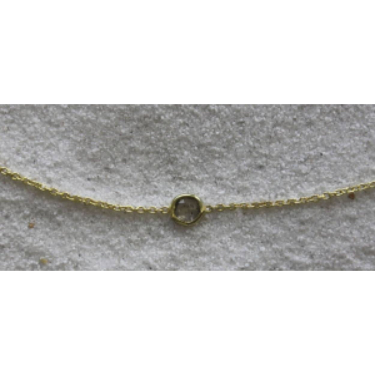 COLLIER GEELGOUD MET ROOSGESLEPEN DIAMANTJE