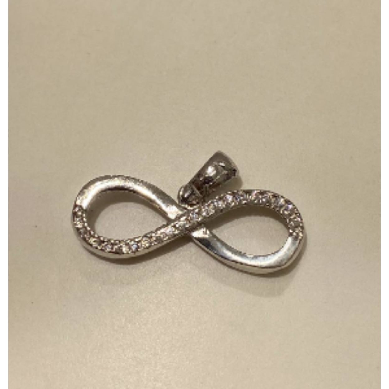 Zilveren hanger infinity met een halve gladde kant en halve bezet met zirkonia´s