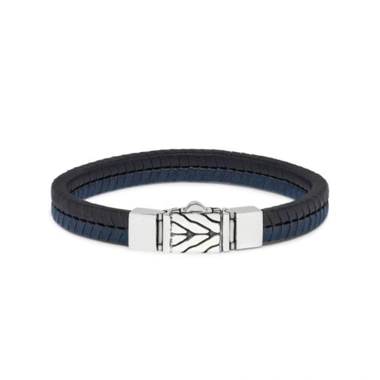 In 2017 introduceerde SILK voor het eerst haar omkeerbare sloten, waarbij de armbanden op twee manieren te dragen zijn. De 157BBU wordt op veler verzoek nu uitgebracht met blauw leer. Deze handgevlochten lederen beauty is perfect te combineren met denim. Draag de armband met het SILK logo naar voren of indien je het wat ingetogener wenst, met het SILK logo naar de binnenzijde. Deze armband is ook verkrijgbaar in zwart leer, donkerbruin / zwart gemixed en in het helemaal zilver. Ontdek hiervoor de Chevron collectie.
