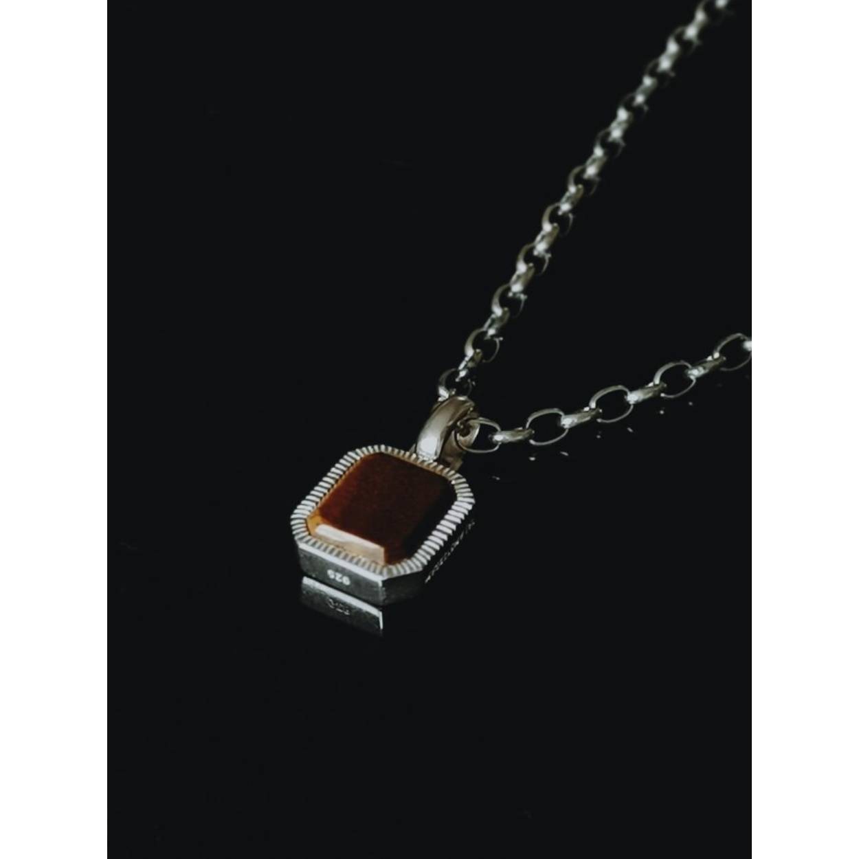 Zilveren hanger met tijgeroog.