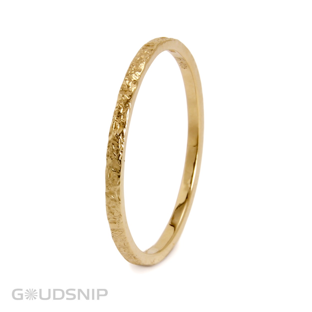Gouden aanschuifring met structuur uit eigen atelier. Deze subtiele ring kan je op zichzelf dragen maar is ook perfect te combineren met andere ringen.

Breedte: 1,5mm