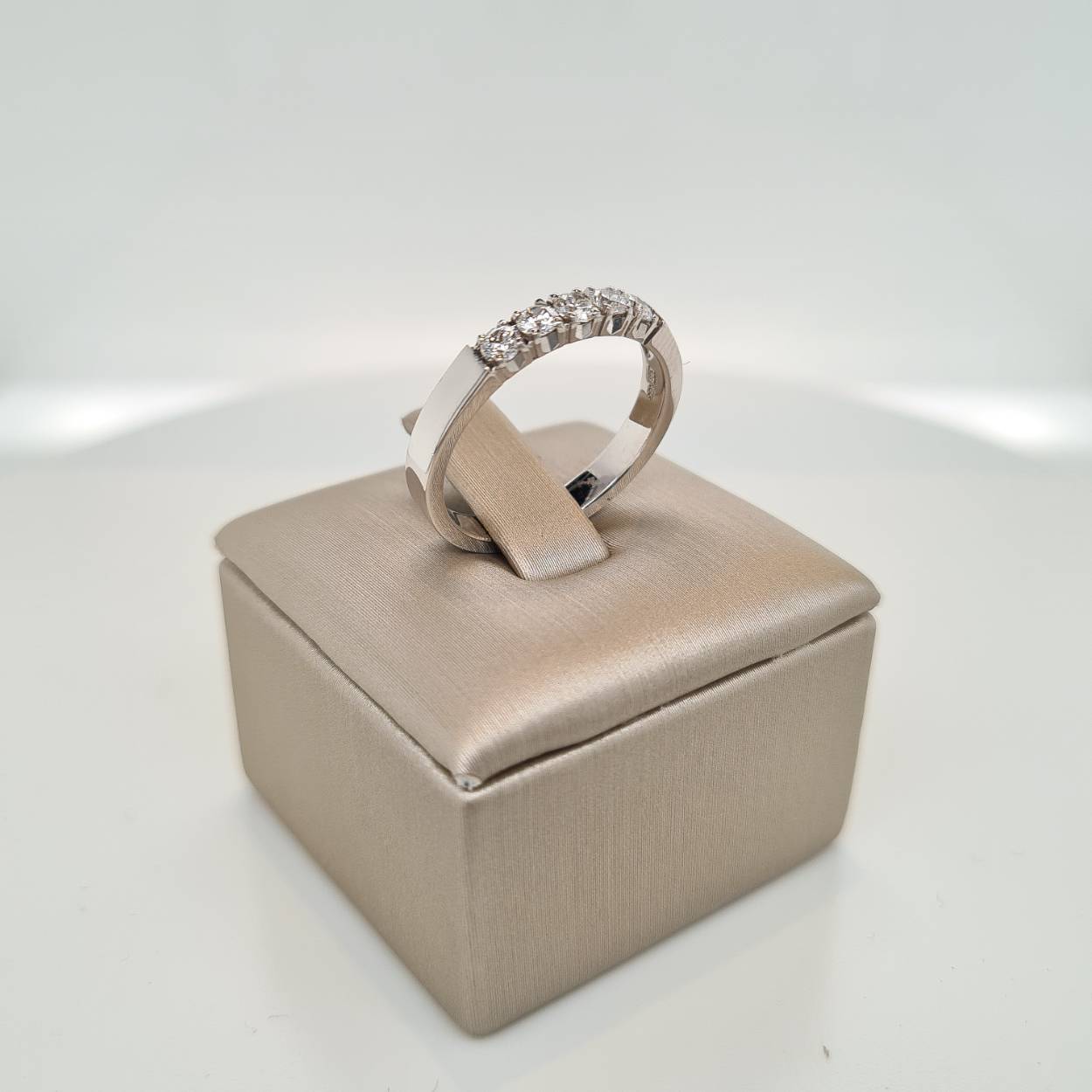 Prachtige 14krt witgouden ring met diamant 0,40crt G VSI. De maat van de ring is 55 (17 1/2). Heeft u een andere maat neem dan gerust contact met ons op.
