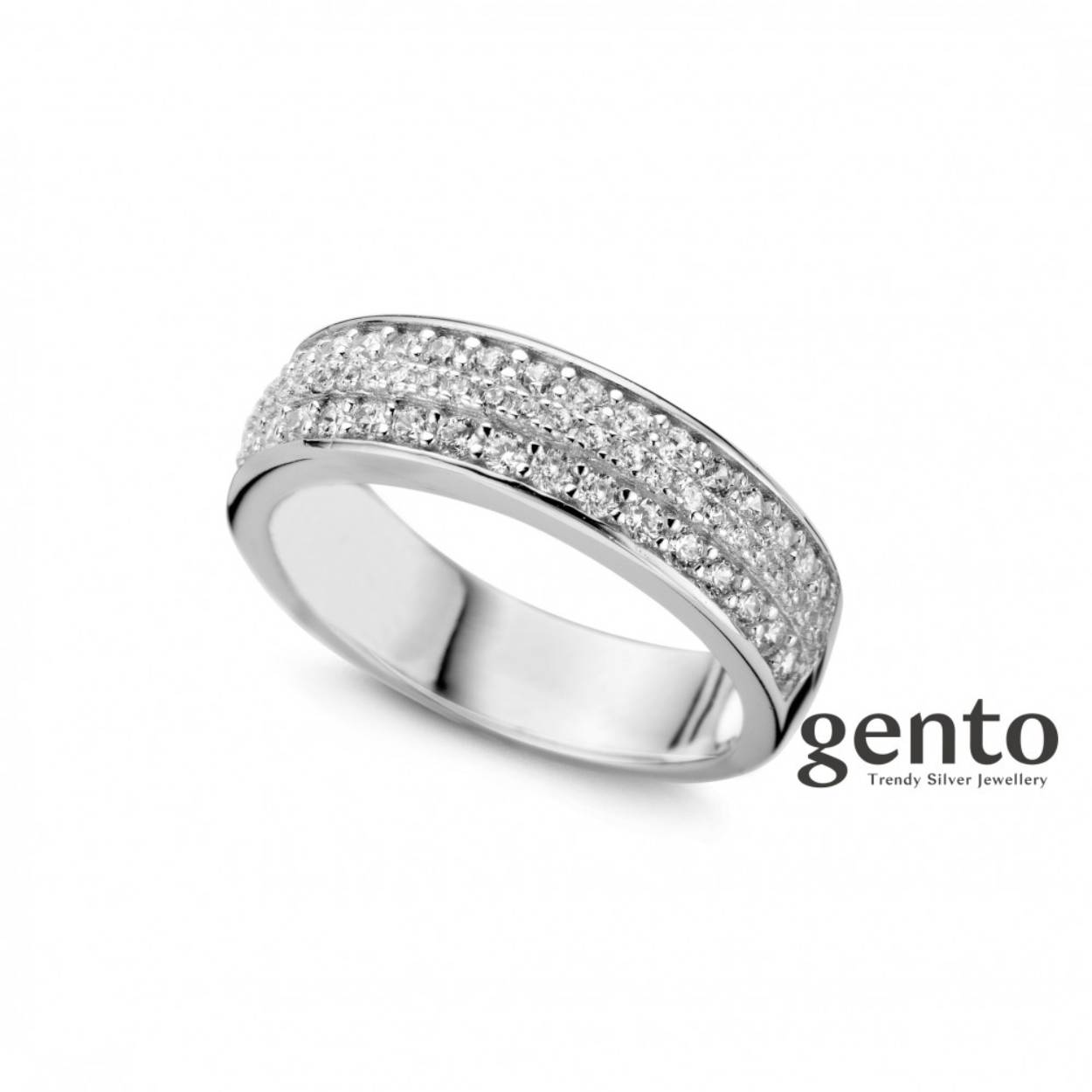 Gento is een Belgisch merk. De Gento zilveren juwelen zijn gemaakt van Sterling zilver 925 met een hoogwaardige rhodium finish. De Gento-juwelen zijn gemaakt van zirkonia van topkwaliteit en zorgen voor een perfecte briljante schittering.

Deze ring met zirconium steentjes is uit de Gento collectie. Deze ring met referentie IB96 is vervaardigd uit zilver 925.