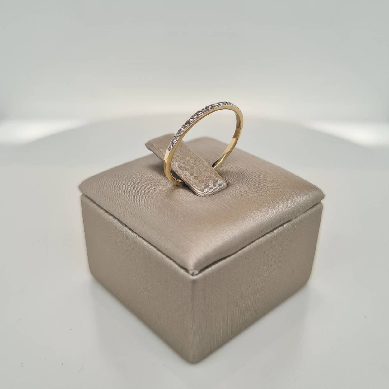 Prachtige fijne gouden ring met een rij diamant 0,09crt H SI.

Deze ring is maat 52 (16,5), heeft u interesse in een andere maat? Neem dan contact met ons op.