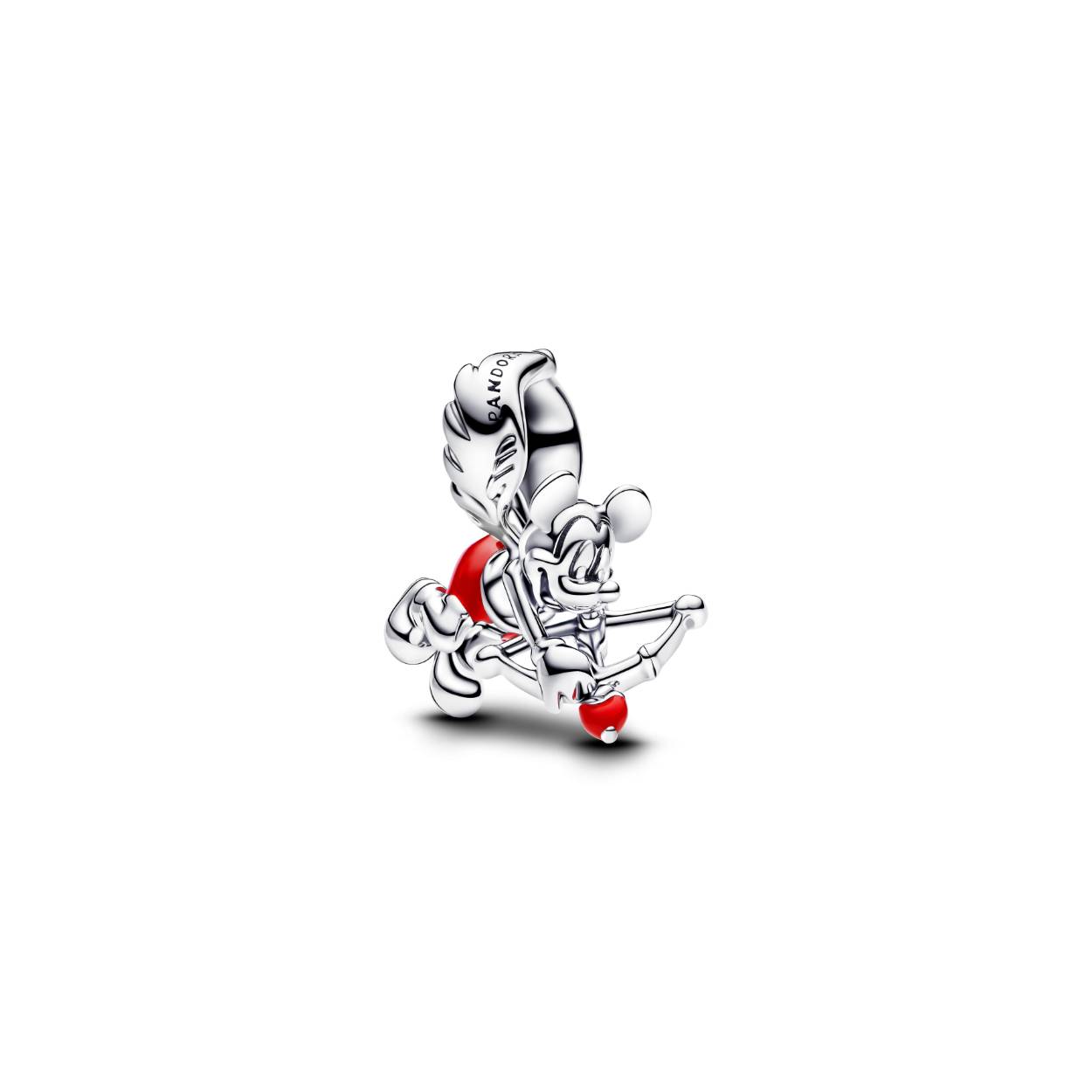 Fan van Disney's Mickey Mouse? Daar hebben we een bedel voor. Dit romantische, speelse ontwerp is gemaakt van sterlingzilver en afgewerkt met levendig rood emaille op de kenmerkende short van Disney's Mickey en de hartvormige punt van zijn pijl. De hanger heeft de vorm van zijn vleugels voor een speelse touch en de bedel is gegraveerd met het ©Disney-logo. Deze bedel is een unieke kans om Disney's Mickey Mouse als Cupido te verzamelen en het plezier van de liefde en de magie van Disney te vieren. 793616C01
