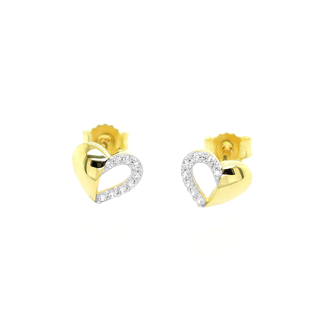 Deze geel gouden oorstekers zijn ontzettend leuk! Een hartje heeft altijd een speciale betekenis en staat symbool voor de liefde. Bij deze oorstekers wordt de betekenis nog net iets specialer door de briljant geslepen zirkonia steentjes die op de hartjes zijn gezet.