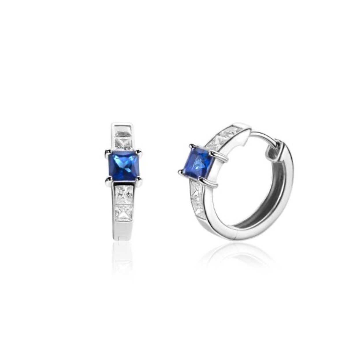 ZINZI zilveren luxe oorringen 16mm, met in het midden een opvallende vierkant geslepen saffierblauwe kleursteen. Aan weerszijden bezet met vierkante witte zirconia's. Met gemakkelijke scharnier-sluiting. Het klik-systeem maakt dat de oorringen gemakkelijk in te doen zijn en heel comfortabel dragen. Vervaardigd van eerste gehalte zilver (925) en voorzien van een extra rodiumlaag voor een langdurige glans.